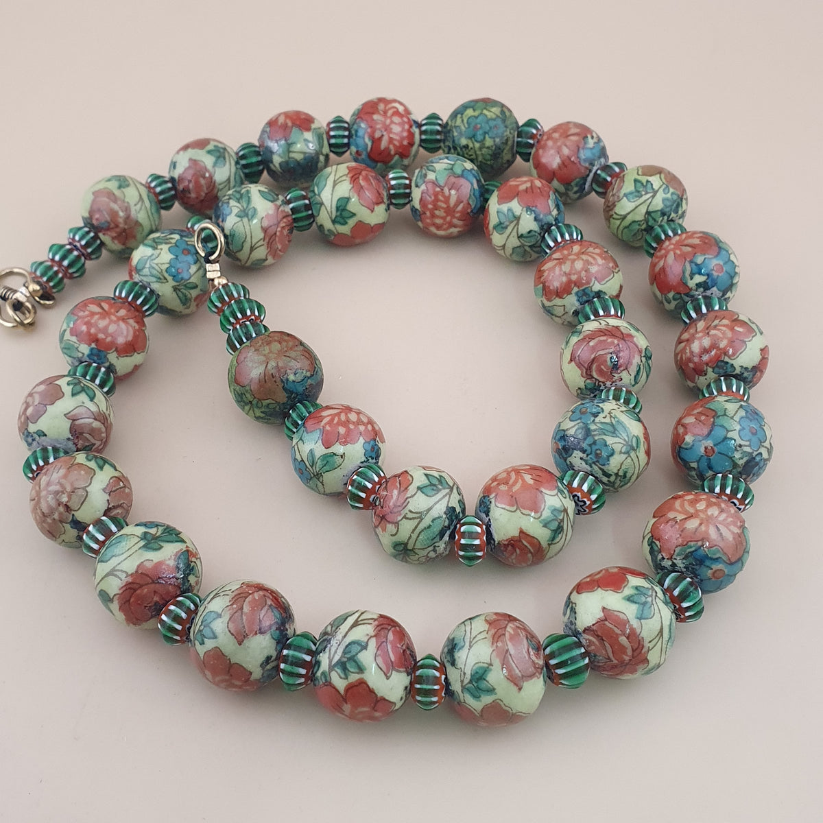 Collier de perles en verre à motifs floraux et chevrons, style céramique vénitienne vintage