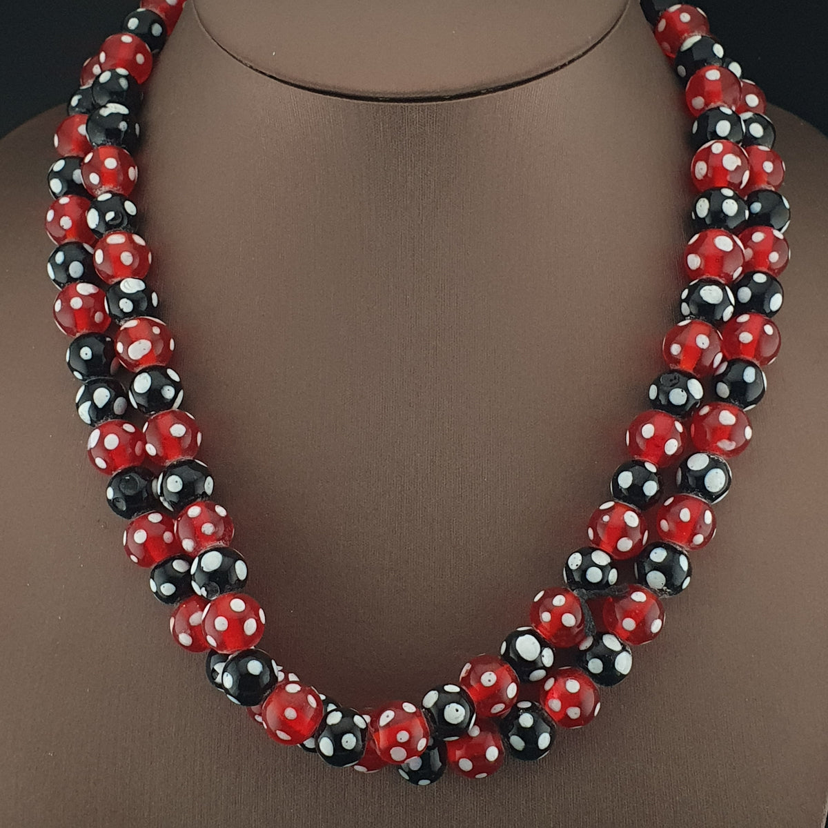 Collier de perles en verre de style vénitien vintage, pointillées rouge et noir