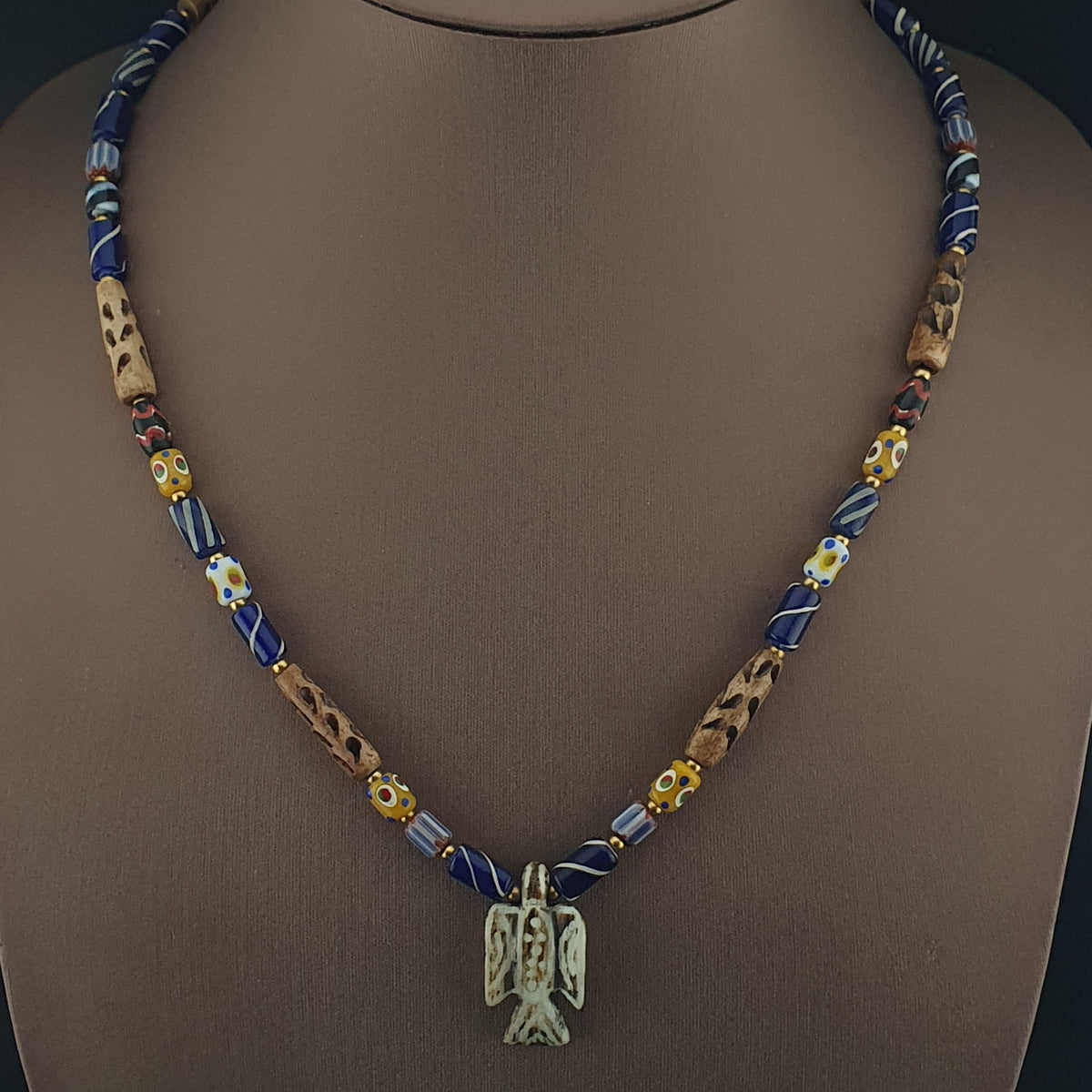 Collier pendentif Pumtek avec perles en verre de style vénitien et os de mélange vintage