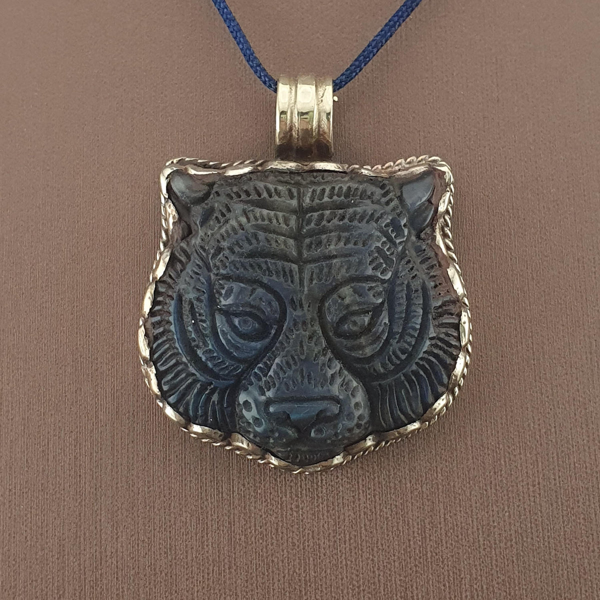 Pendentif ancien en laiton avec pierre taillée face de tigre en labradorite
