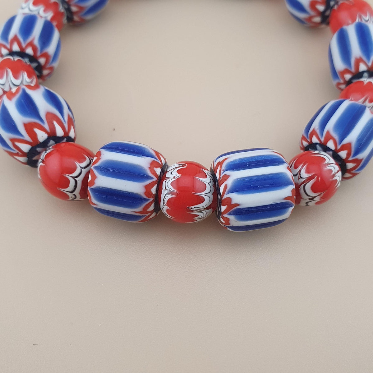 Armband mit Glasperlen im Chevron- und Trade-Stil aus Venedig