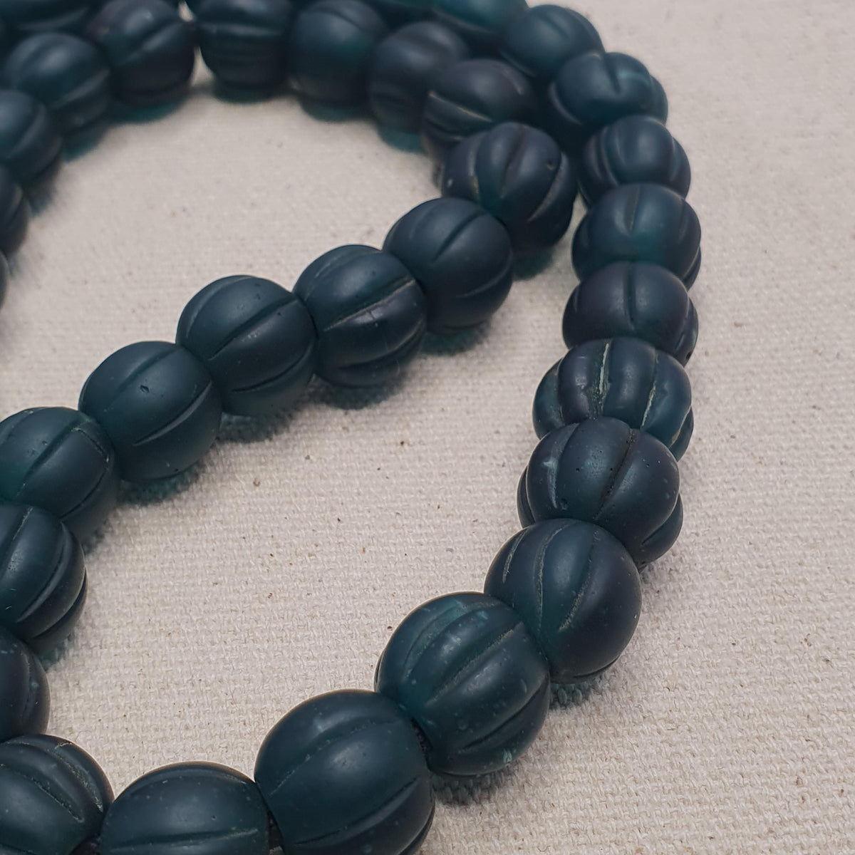 Ancien collier de perles africaines en verre en forme de melon - 22 pouces