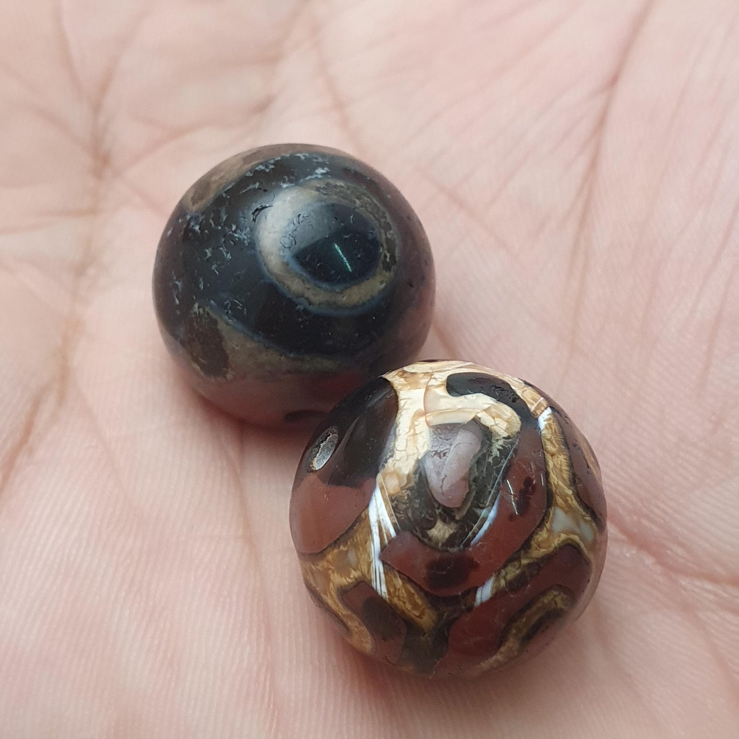 Antikes Los von 2 geätzten Karneol-Achatperlen-Amuletten