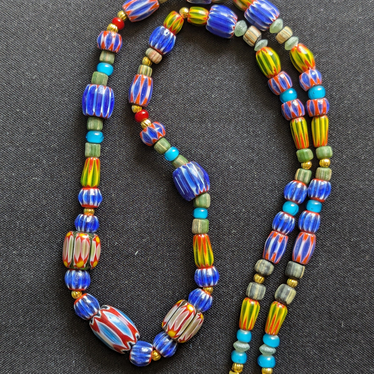 Collier Perles Chevron Multicolores et Cœur Blanc Style Vénitien