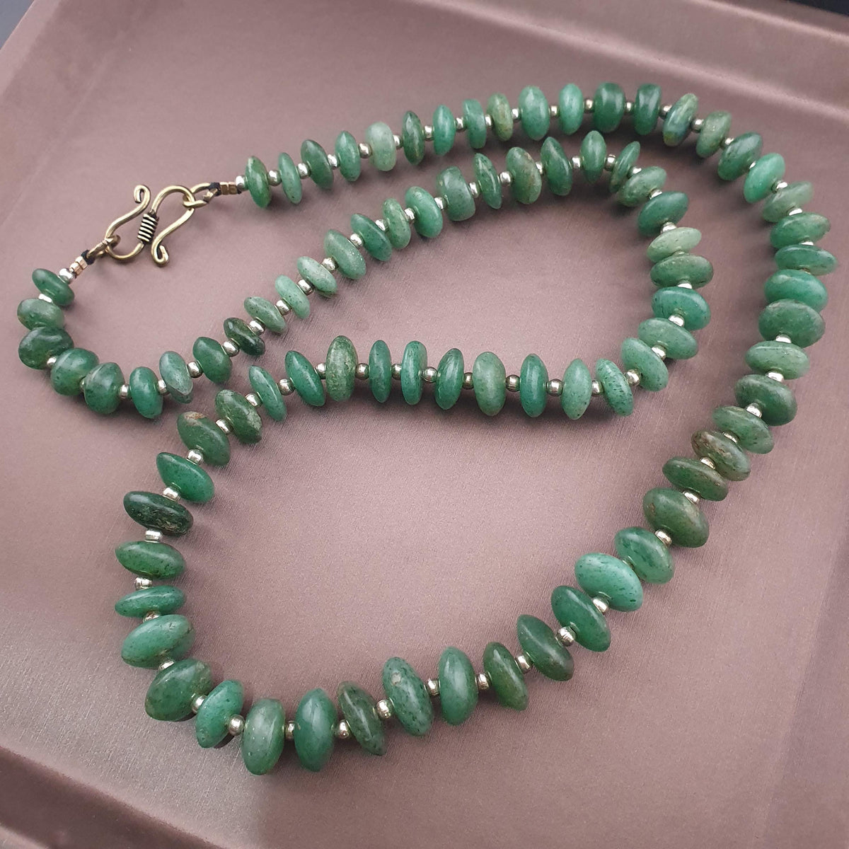 Collier de perles de jade en forme de pneu vintage