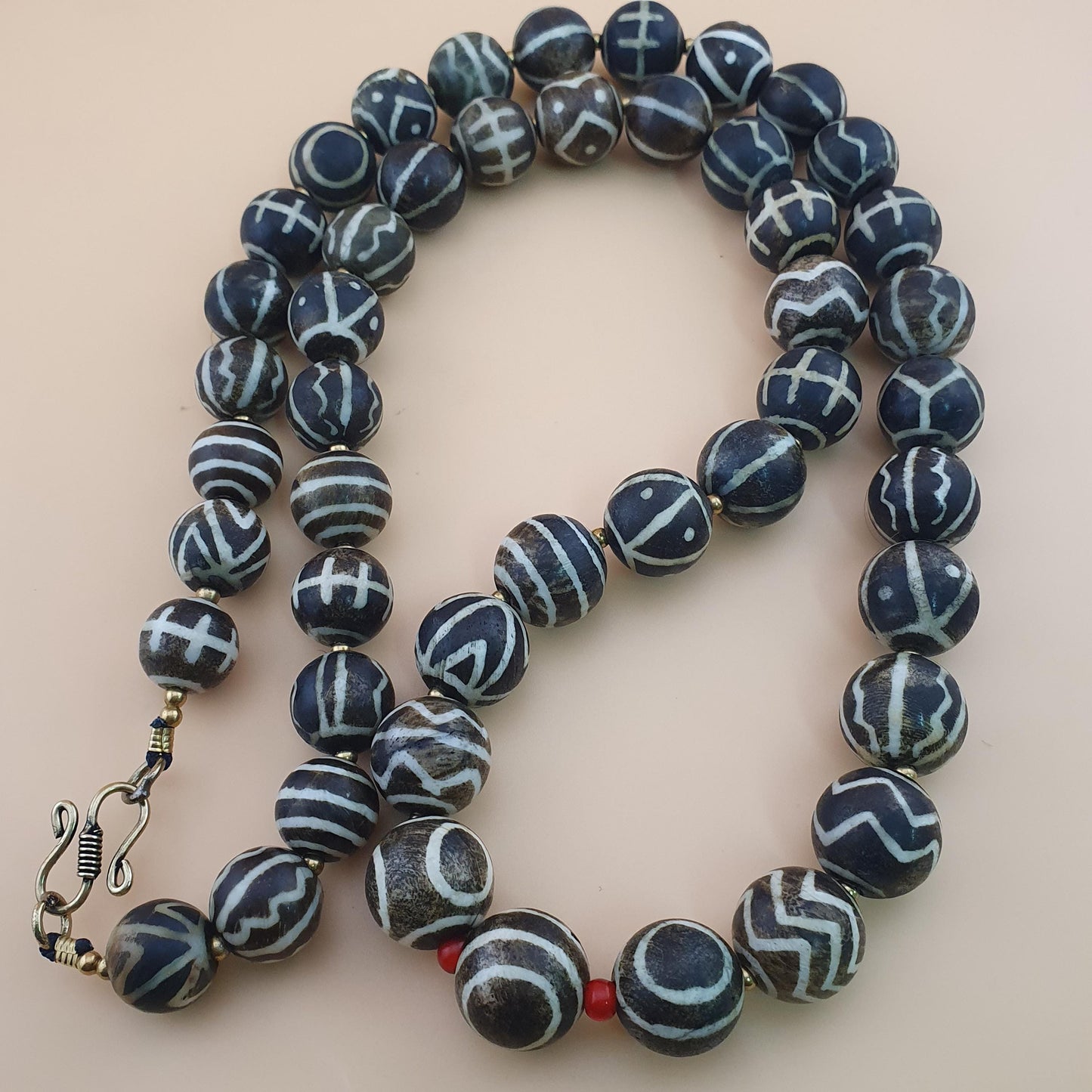 Antike burmesische Pumtek-Pyu-Perlenkette: Versteinertes Holz, Stammes-Schmuck