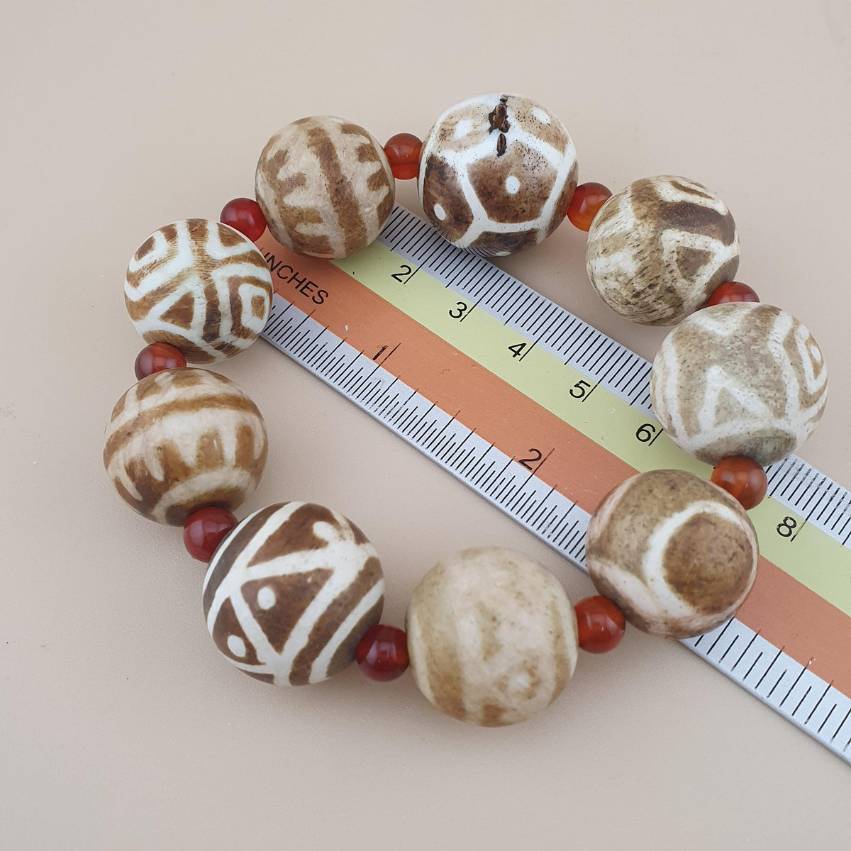 Bracelet vintage birman en perles de bois pétrifié Pumtek Pyu