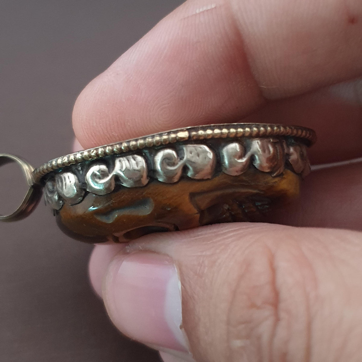 Pendentif vintage en œil de tigre sculpté en forme de crâne, design en laiton vintage