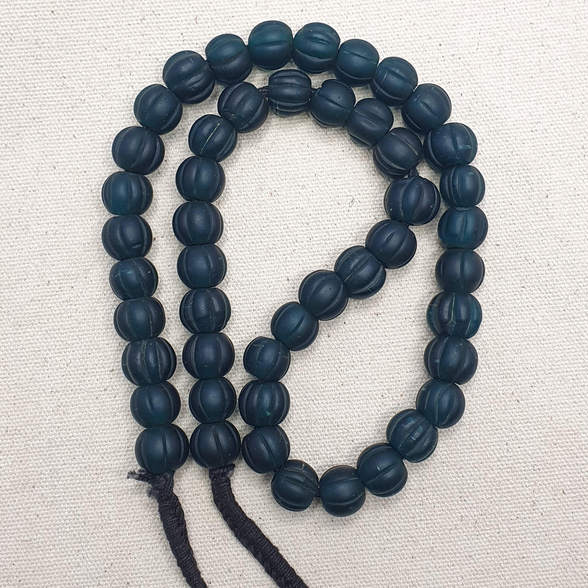 Ancien collier de perles africaines en verre en forme de melon - 22 pouces