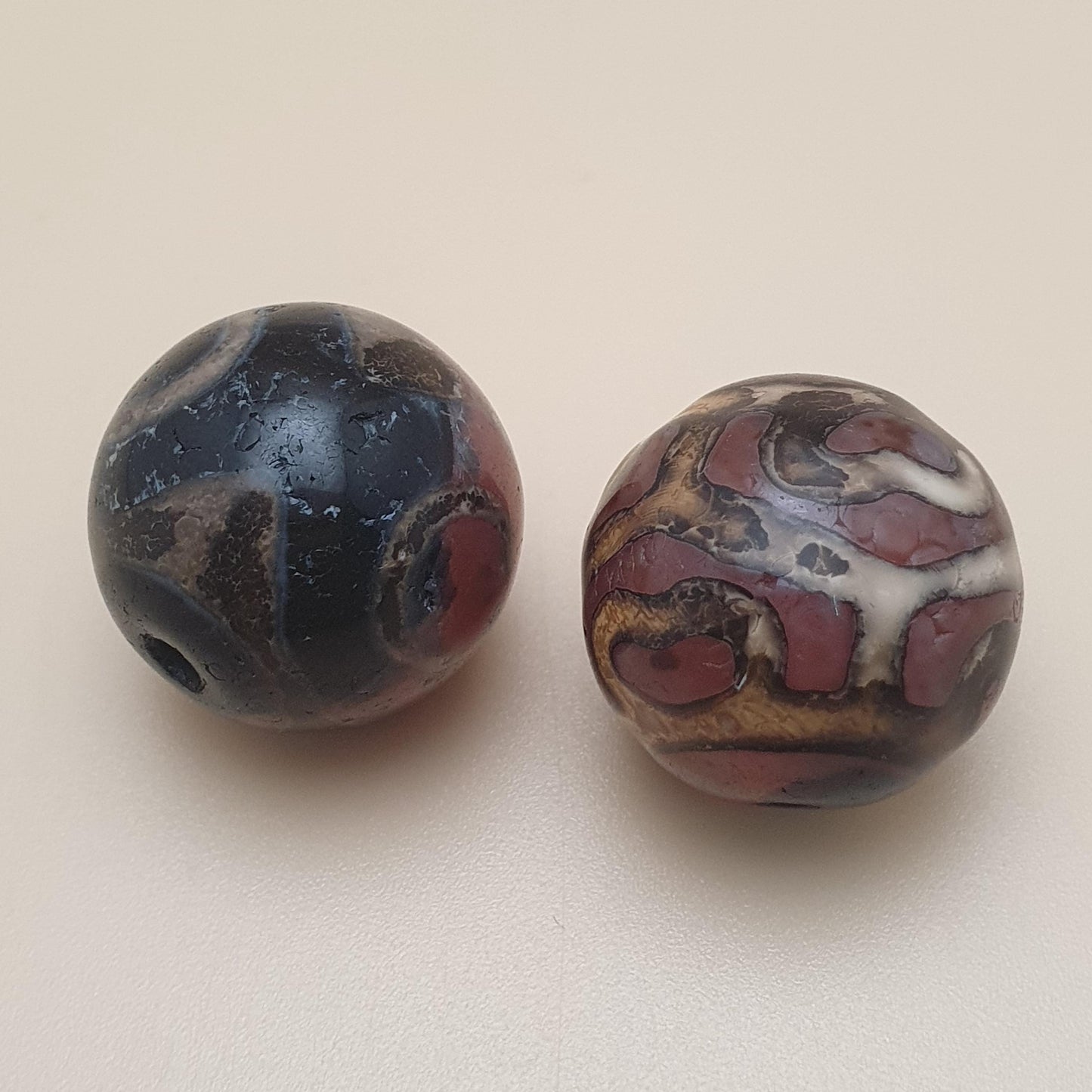 Antikes Los von 2 geätzten Karneol-Achatperlen-Amuletten