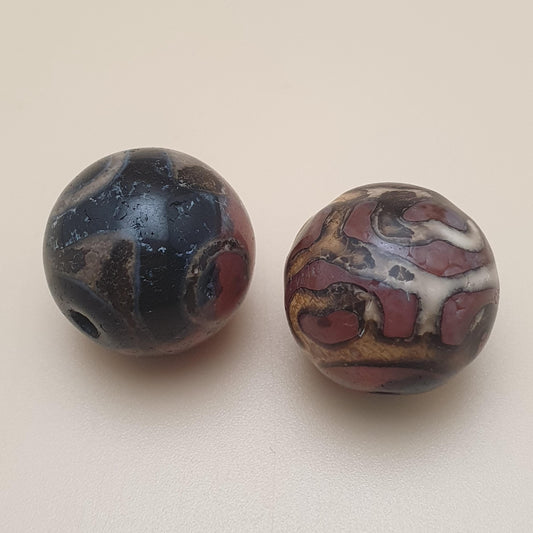 Antikes Los von 2 geätzten Karneol-Achatperlen-Amuletten