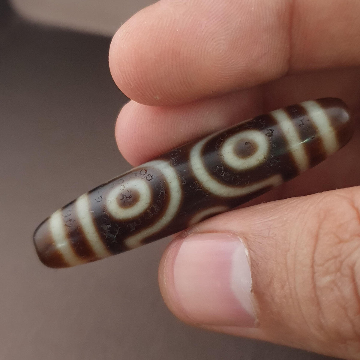 Amulette tibétaine ancienne Perle Dzi en Agate de l'Himalaya à 6 Yeux