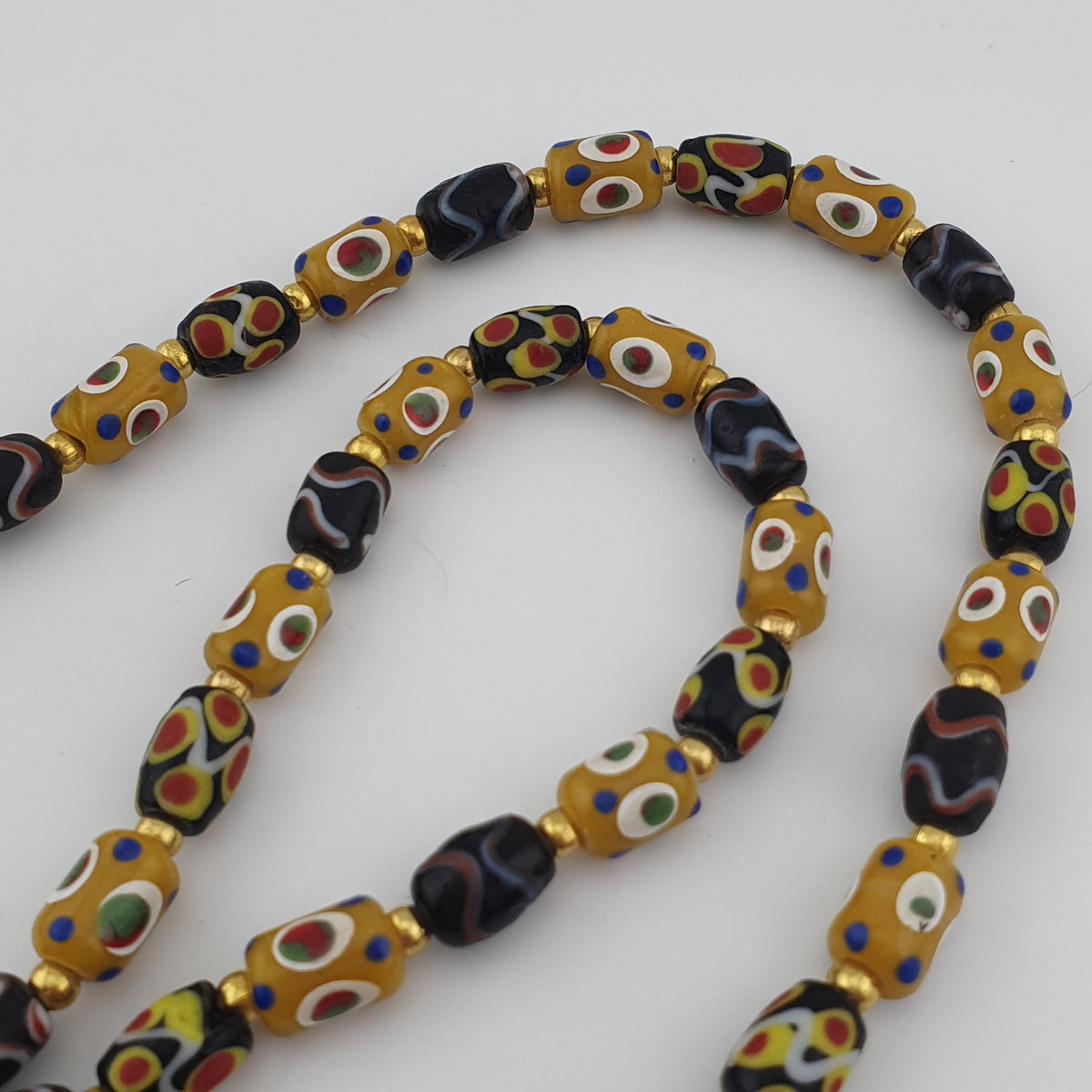 Collier de perles en verre œil vénitien et pendentif ancien en verre