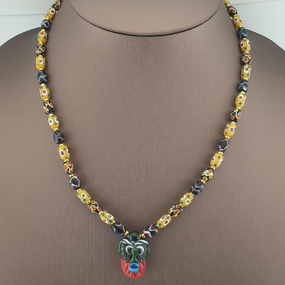 Collier de perles en verre œil vénitien et pendentif ancien en verre
