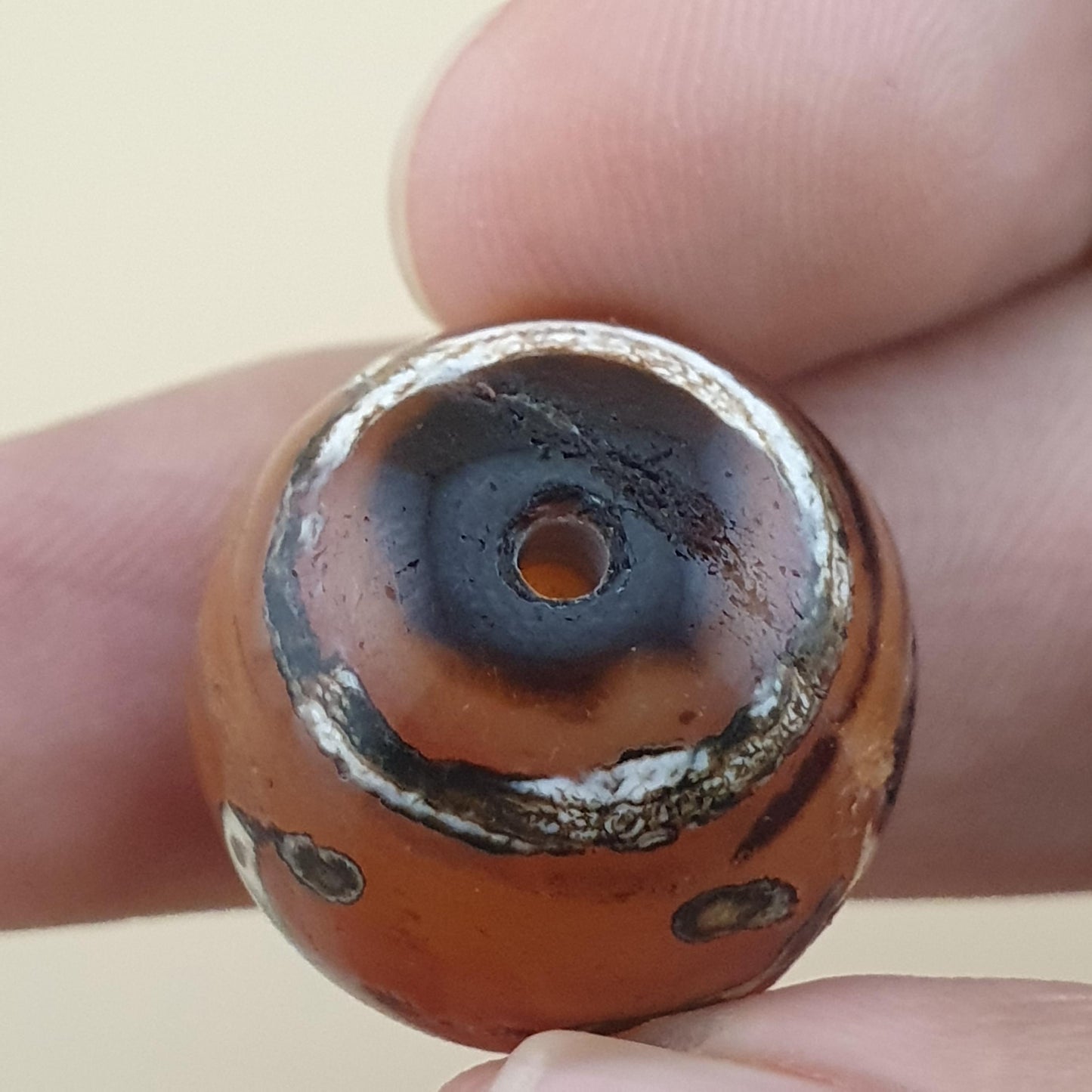 Los von 2 Vintage gravierten Karneolachatperlen Amulett