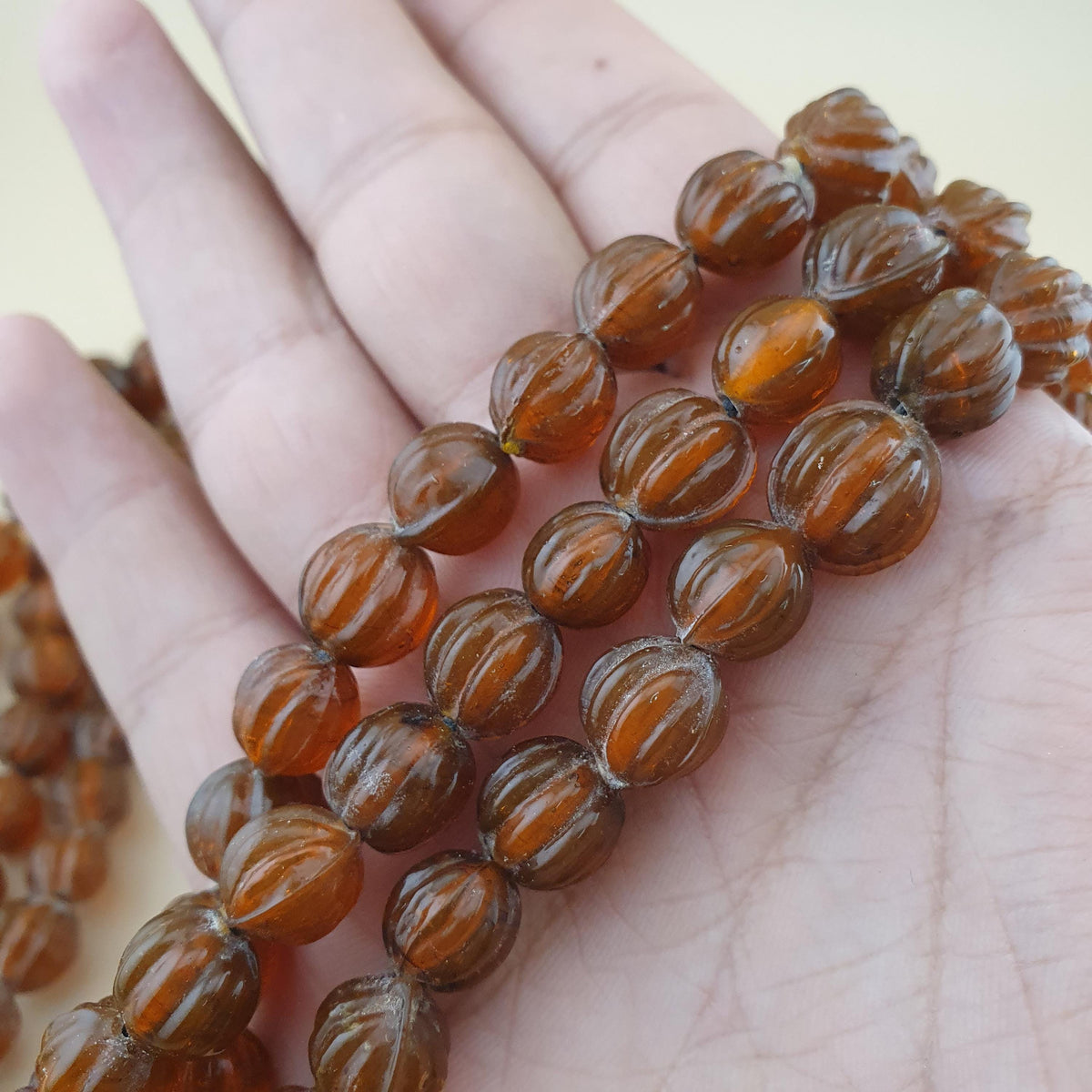 Collier vintage multibrins perles de verre jaune/marron forme melon 45,7 cm de long perles de 9-10mm