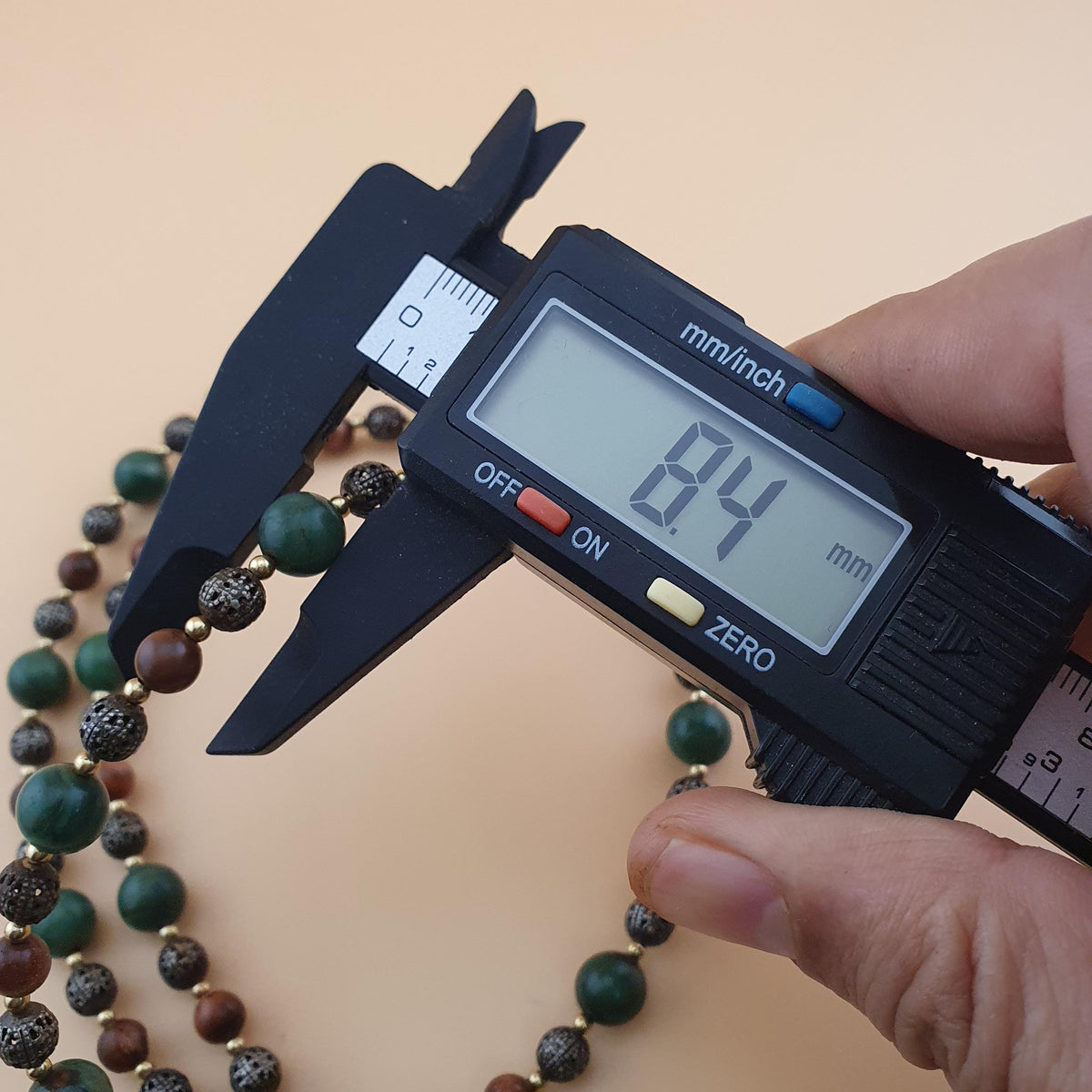 Collier Perles Vintage de Jade, Œil de Tigre et Vieux Laiton