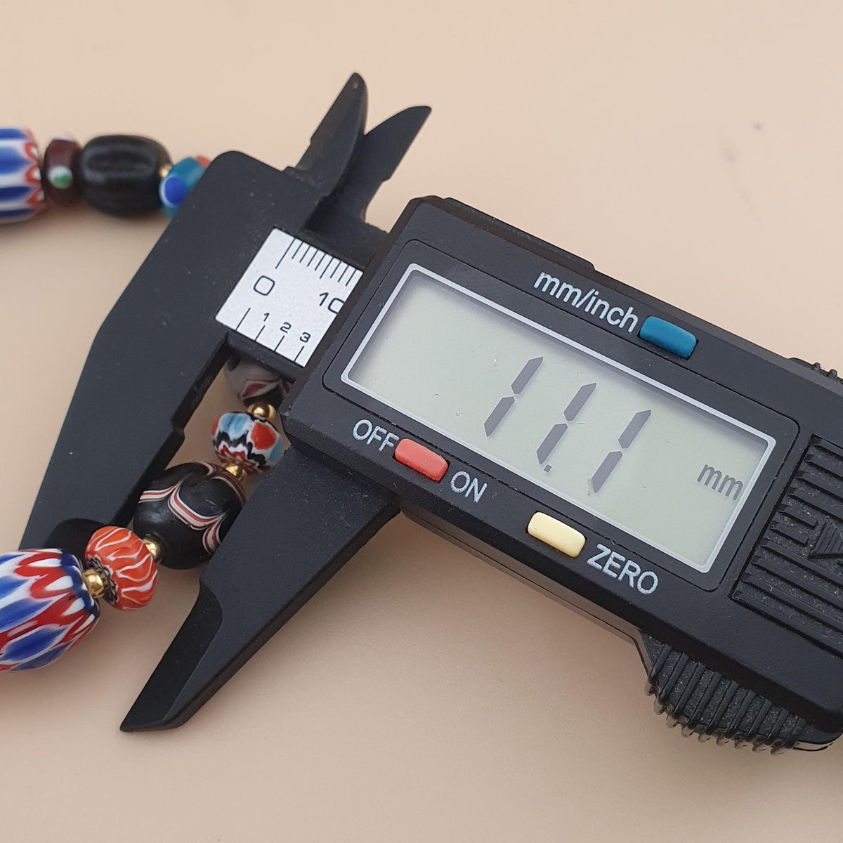 Bracelet perles de verre style vénitien vintage, mélange chevrons et perles de commerce