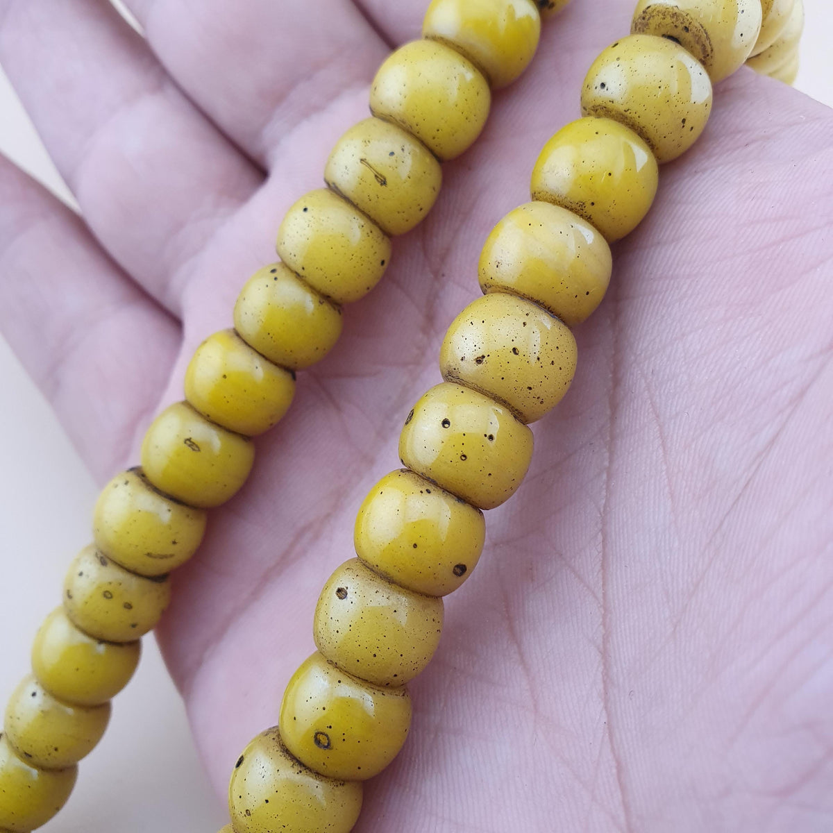 Anciennes Perles en Verre Jaunes Style Africain, 22 pouces