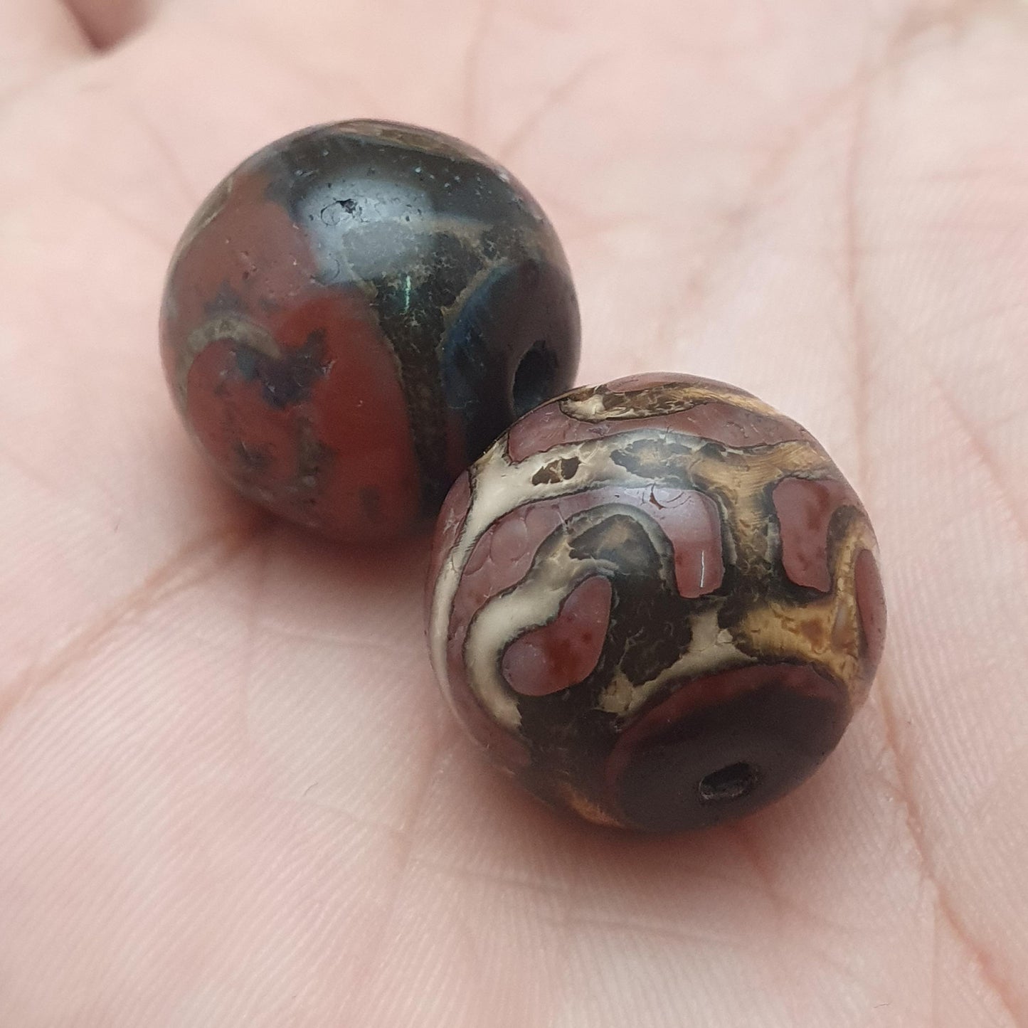 Antikes Los von 2 geätzten Karneol-Achatperlen-Amuletten