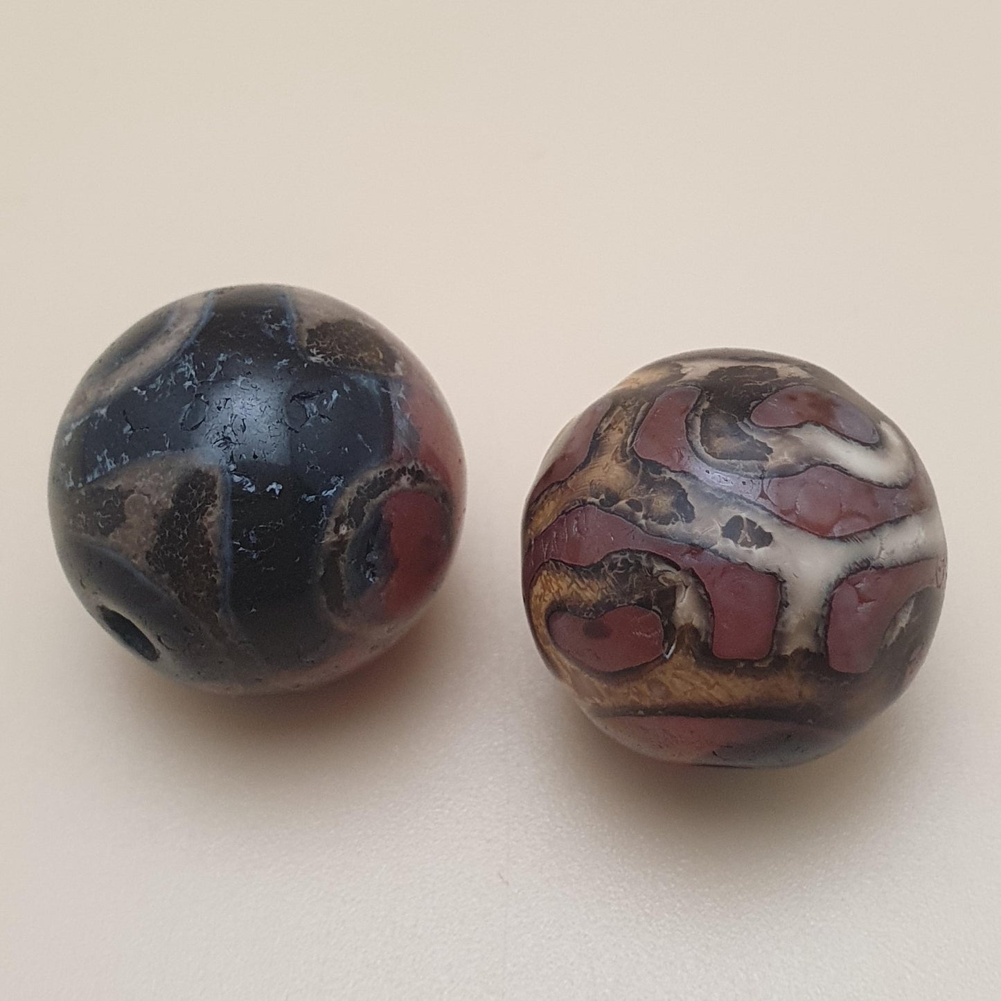 Antikes Los von 2 geätzten Karneol-Achatperlen-Amuletten