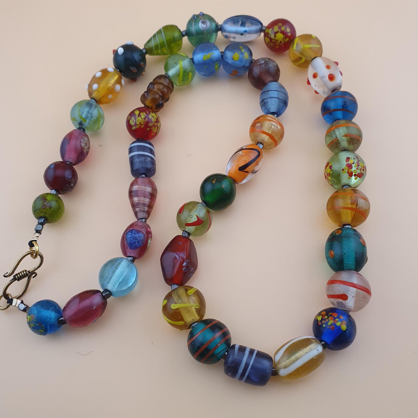 Halskette aus venezianischen Glasperlen im Vintage-Stil: Aventurin & Skunk Glas