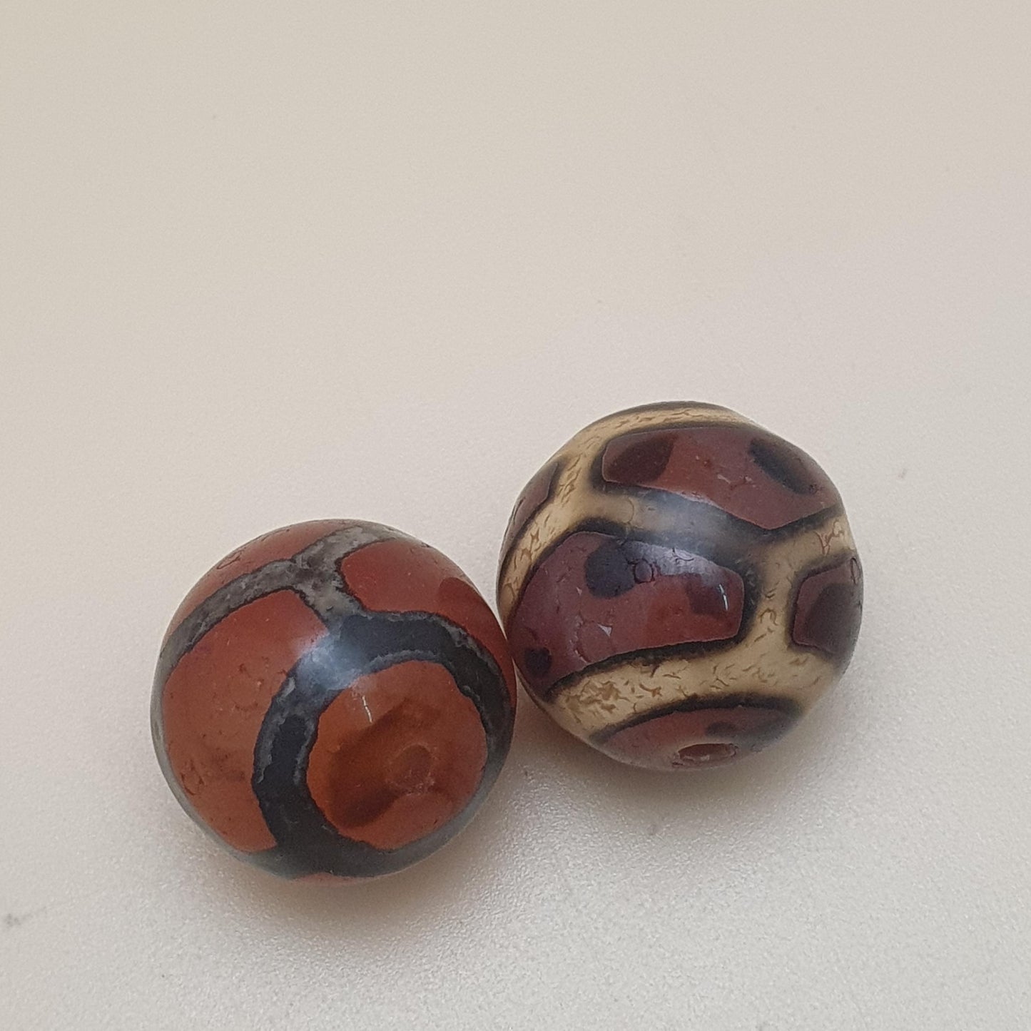 Lot von 2 Vintage gravierten Karneol-Achatperlen