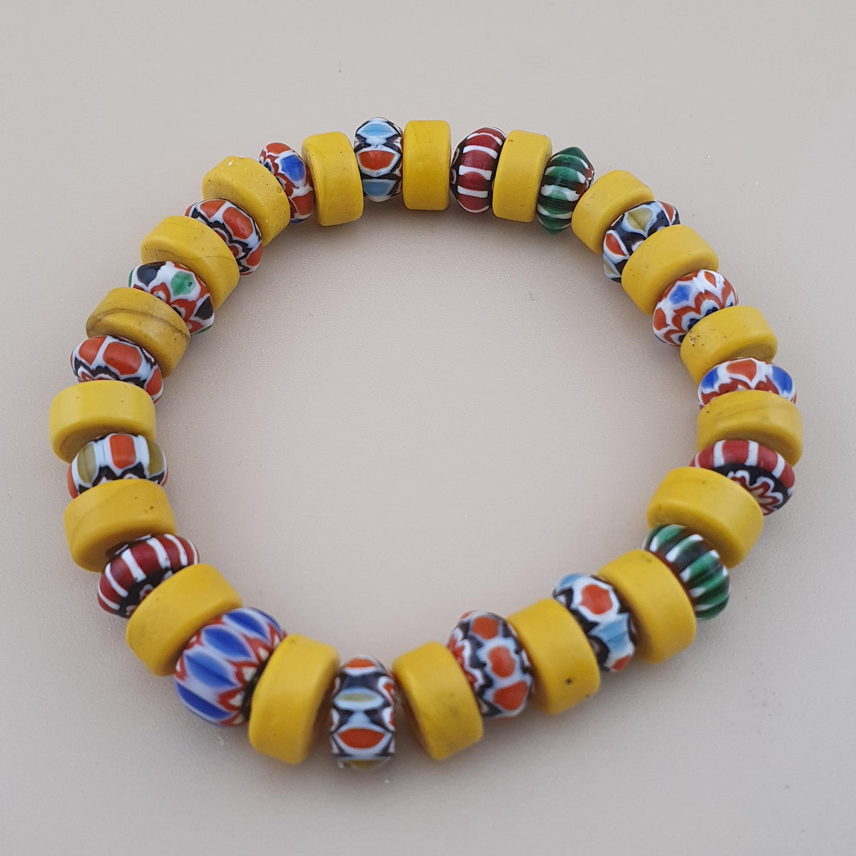 Bracelet en perles de verre vénitiennes vintage jaunes et à chevrons de style africain