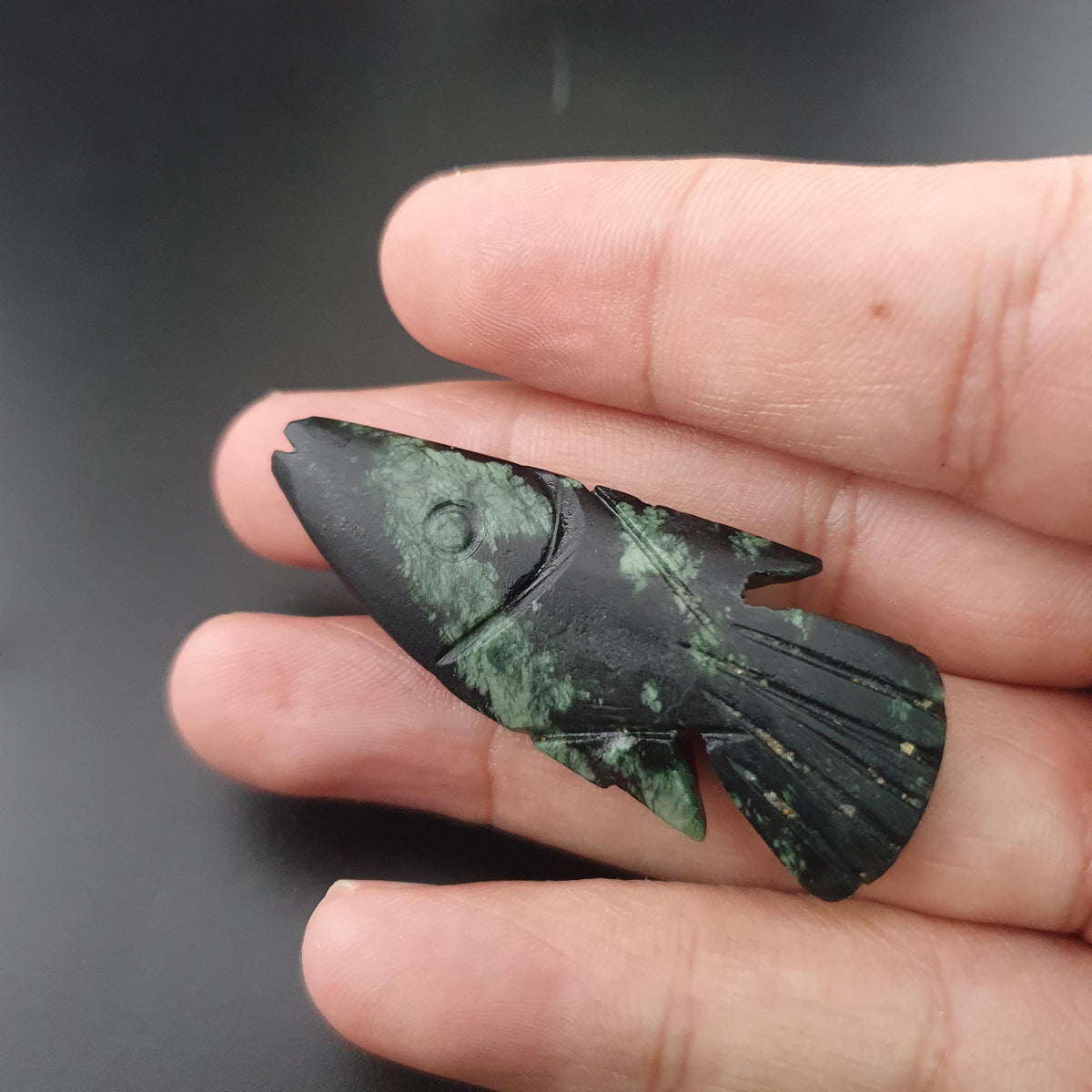 Lot de 3 pendentifs vintage en jade sculpté : un en forme de poisson, deux en forme de cœur vert.