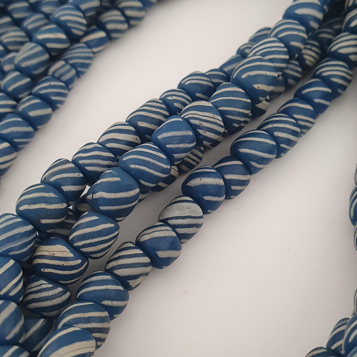 Vintage Afrikanischer Stil Weißer Streifen Blau 7mm -8mm Glasperlen Halskette Strang