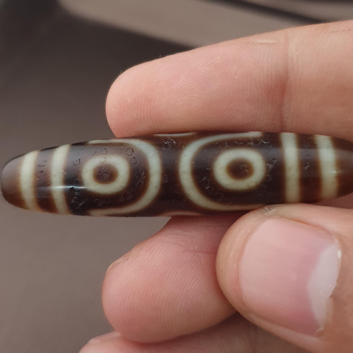 Amulette tibétaine ancienne Perle Dzi en Agate de l'Himalaya à 6 Yeux