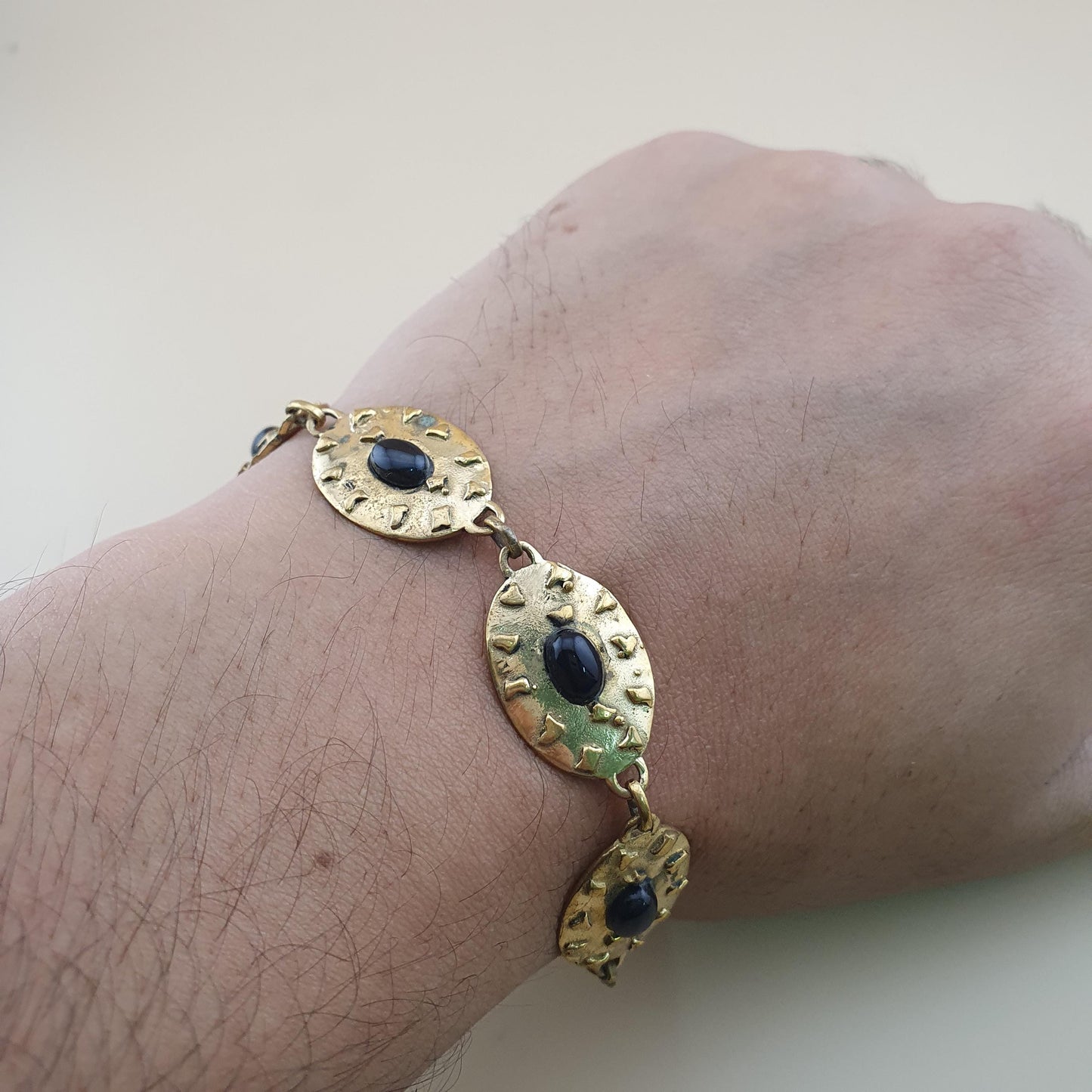 Geometrisches Vintage-Armband aus Messing und Onyx