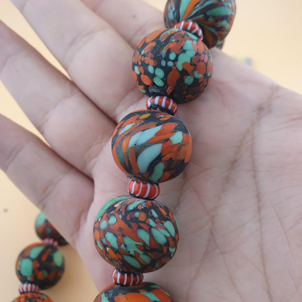 Collier perles de verre millefiori et perles de verre chevrons de style vénitien vintage 24 pouces