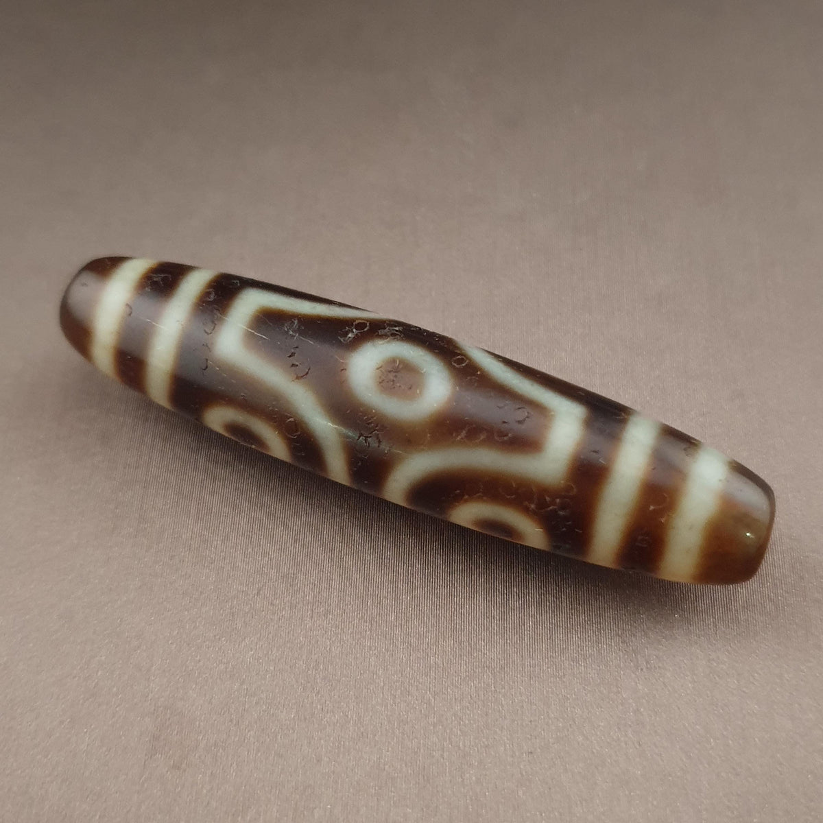 Amulette tibétaine ancienne Perle Dzi en Agate de l'Himalaya à 6 Yeux