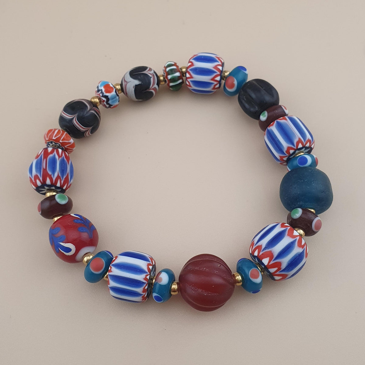 Bracelet perles de verre style vénitien vintage, mélange chevrons et perles de commerce
