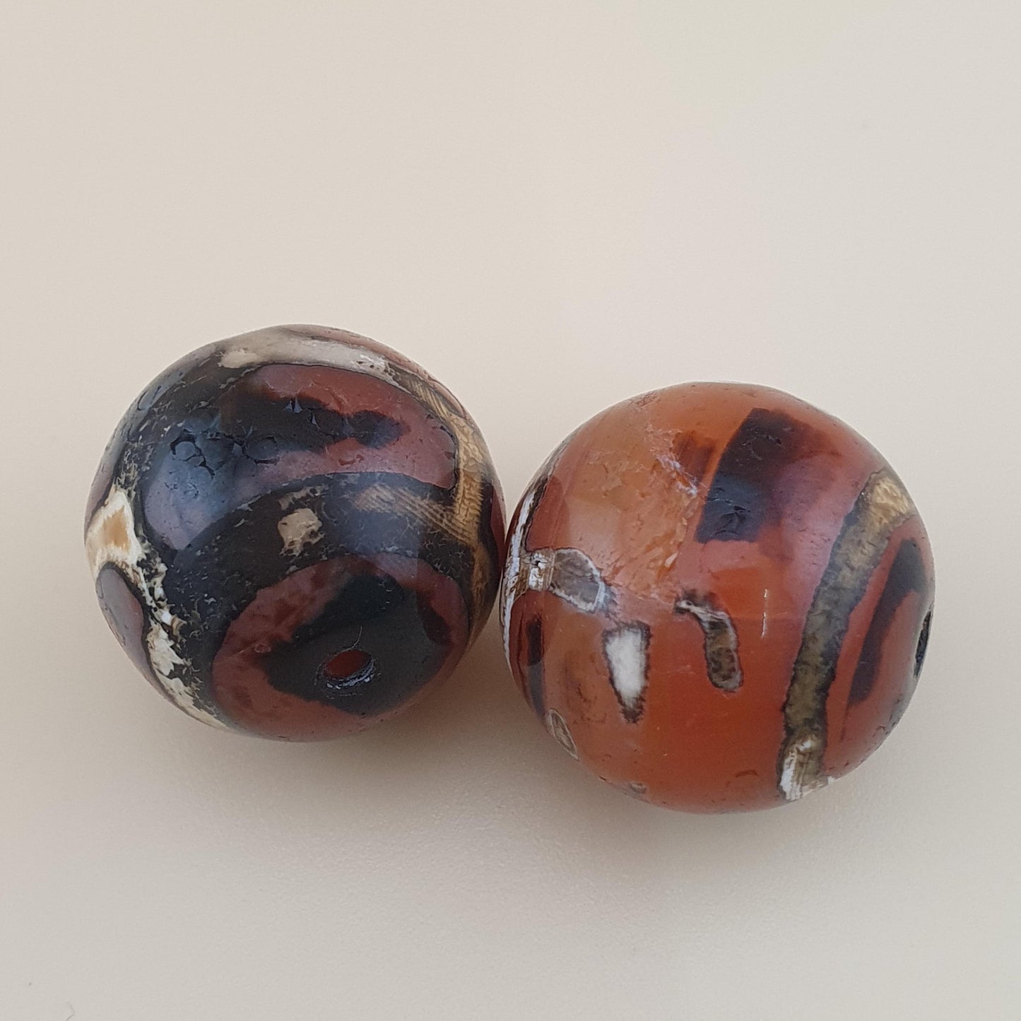 Los von 2 Vintage gravierten Karneolachatperlen Amulett