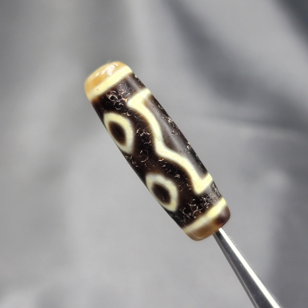 Amulette perle d'agate tibétaine vintage à motif 3 yeux de l'Himalaya