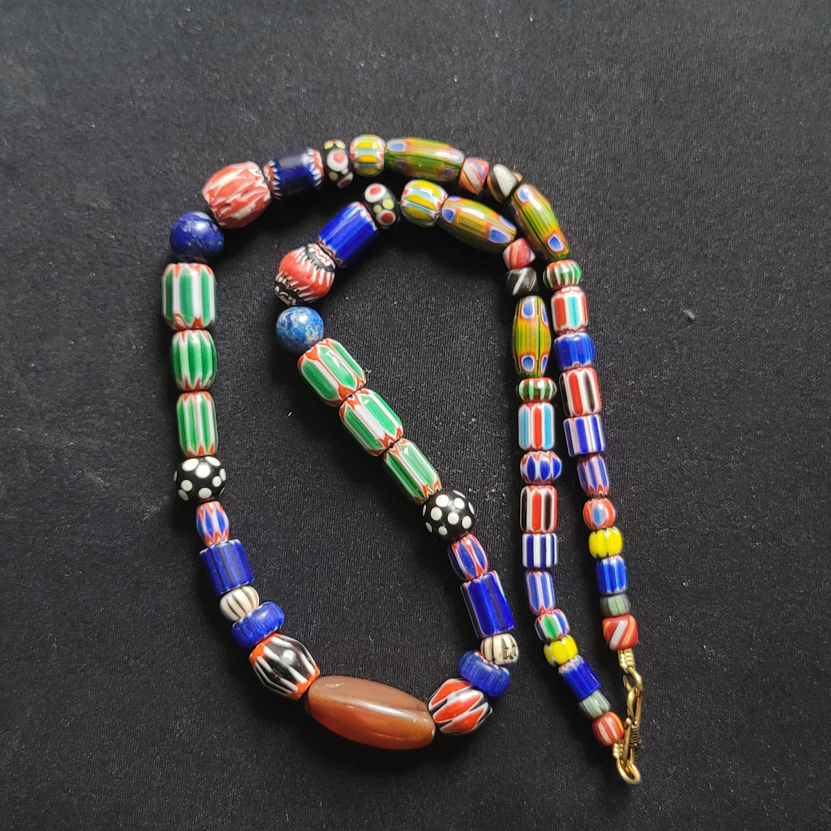 Halskette aus Glas im Antik-Stil mit Chevron-Muster, Edelstein-Achat und Lapislazuli-Perlen