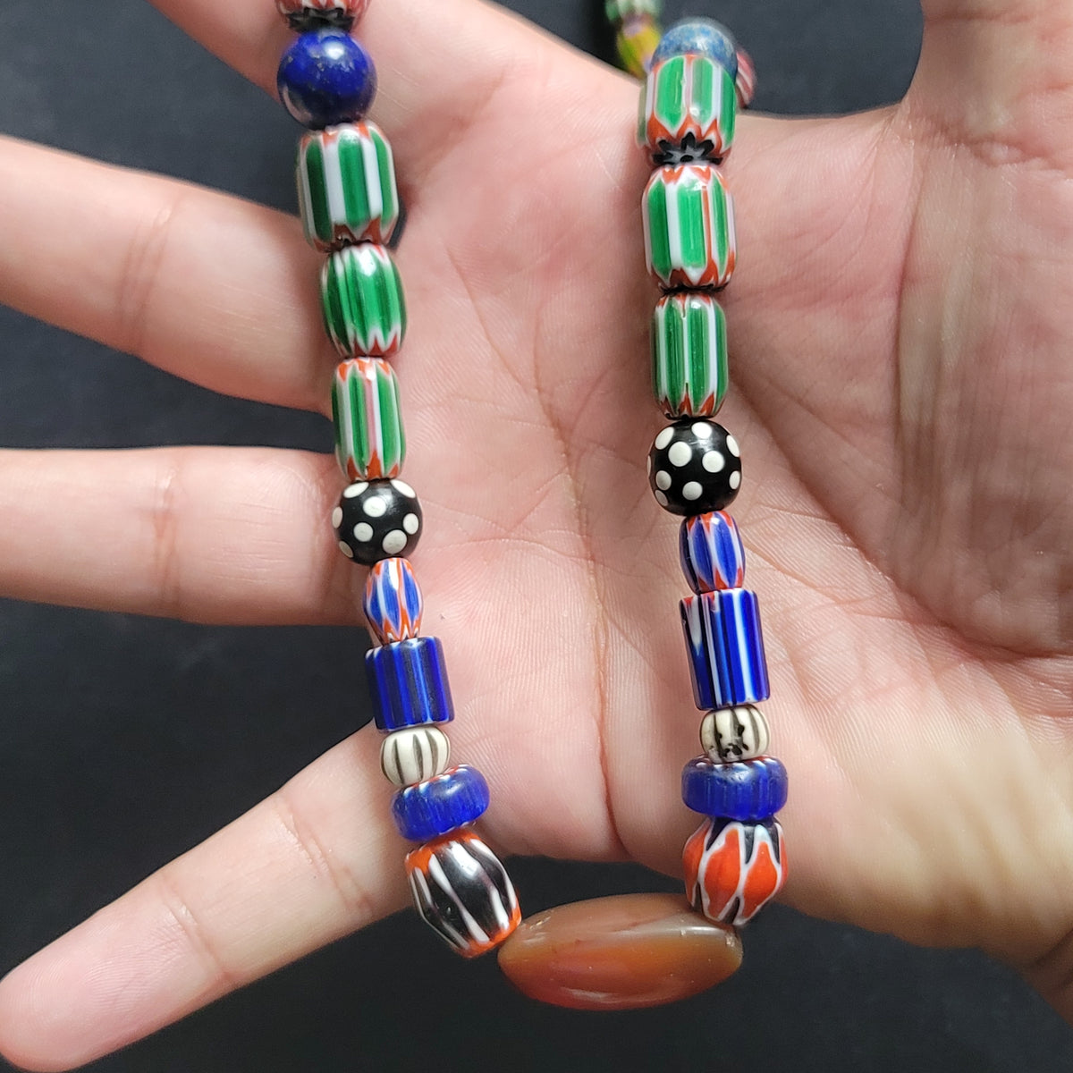 Halskette aus Glas im Antik-Stil mit Chevron-Muster, Edelstein-Achat und Lapislazuli-Perlen
