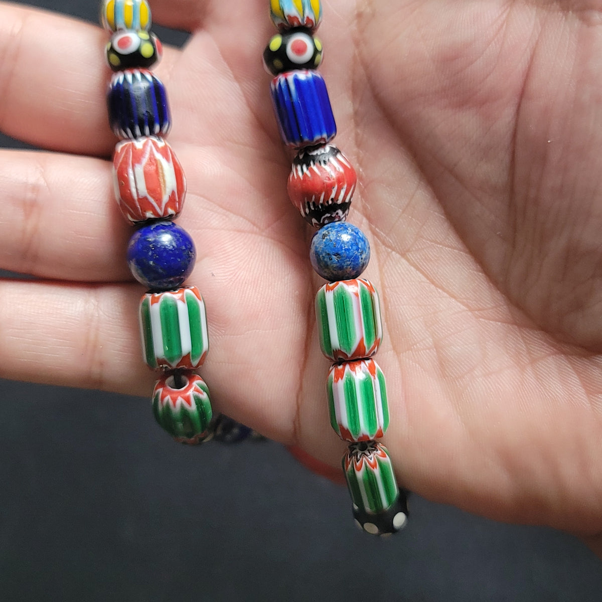 Halskette aus Glas im Antik-Stil mit Chevron-Muster, Edelstein-Achat und Lapislazuli-Perlen