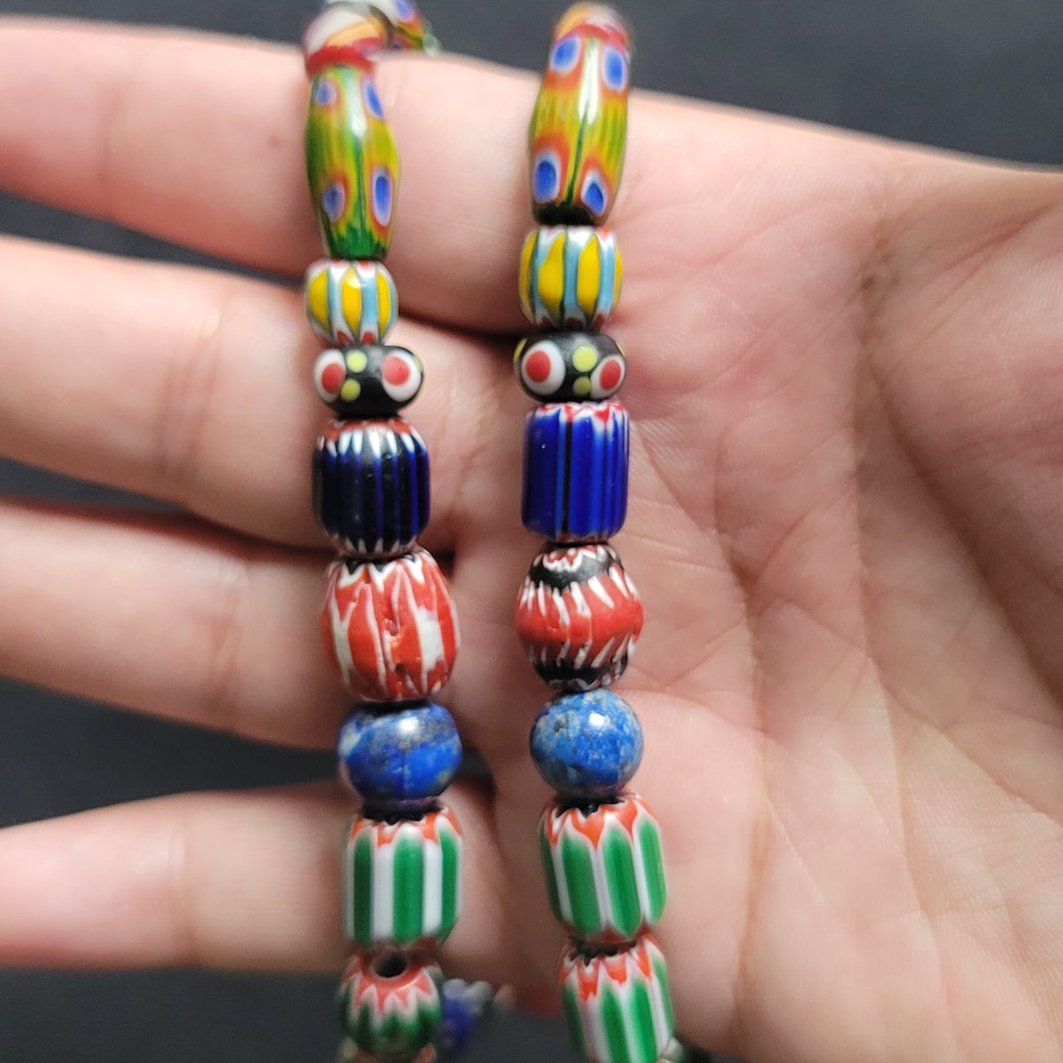 Halskette aus Glas im Antik-Stil mit Chevron-Muster, Edelstein-Achat und Lapislazuli-Perlen