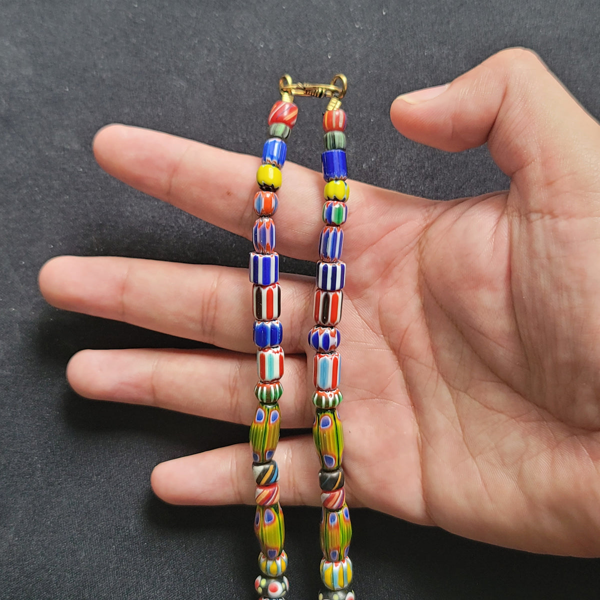 Halskette aus Glas im Antik-Stil mit Chevron-Muster, Edelstein-Achat und Lapislazuli-Perlen