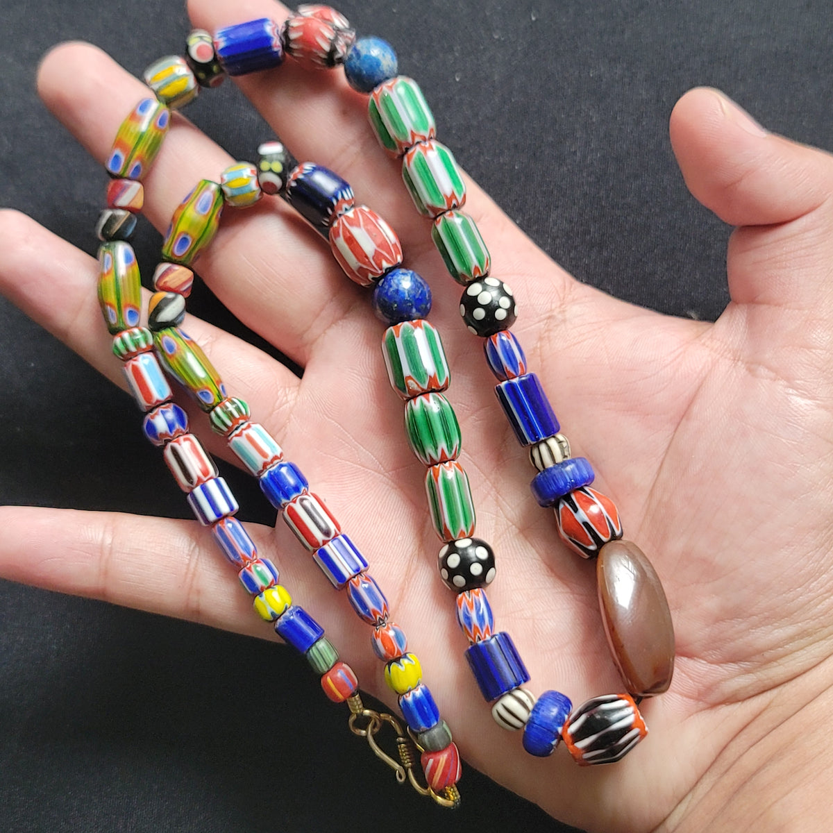Halskette aus Glas im Antik-Stil mit Chevron-Muster, Edelstein-Achat und Lapislazuli-Perlen