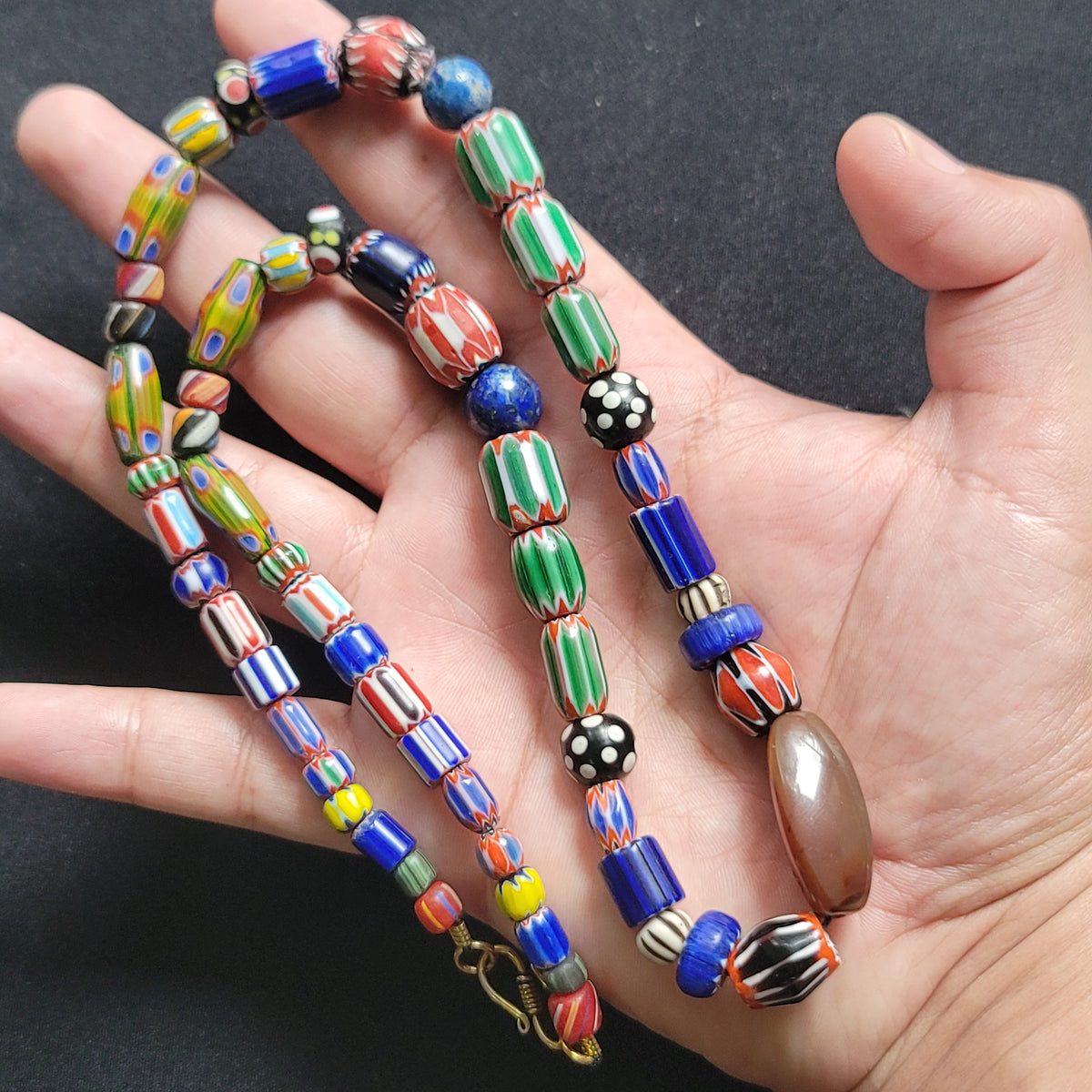 Halskette aus Glas im Antik-Stil mit Chevron-Muster, Edelstein-Achat und Lapislazuli-Perlen
