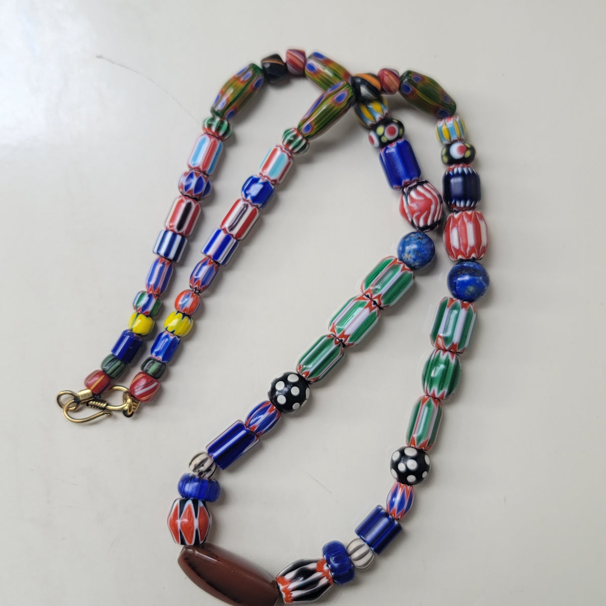 Halskette aus Glas im Antik-Stil mit Chevron-Muster, Edelstein-Achat und Lapislazuli-Perlen