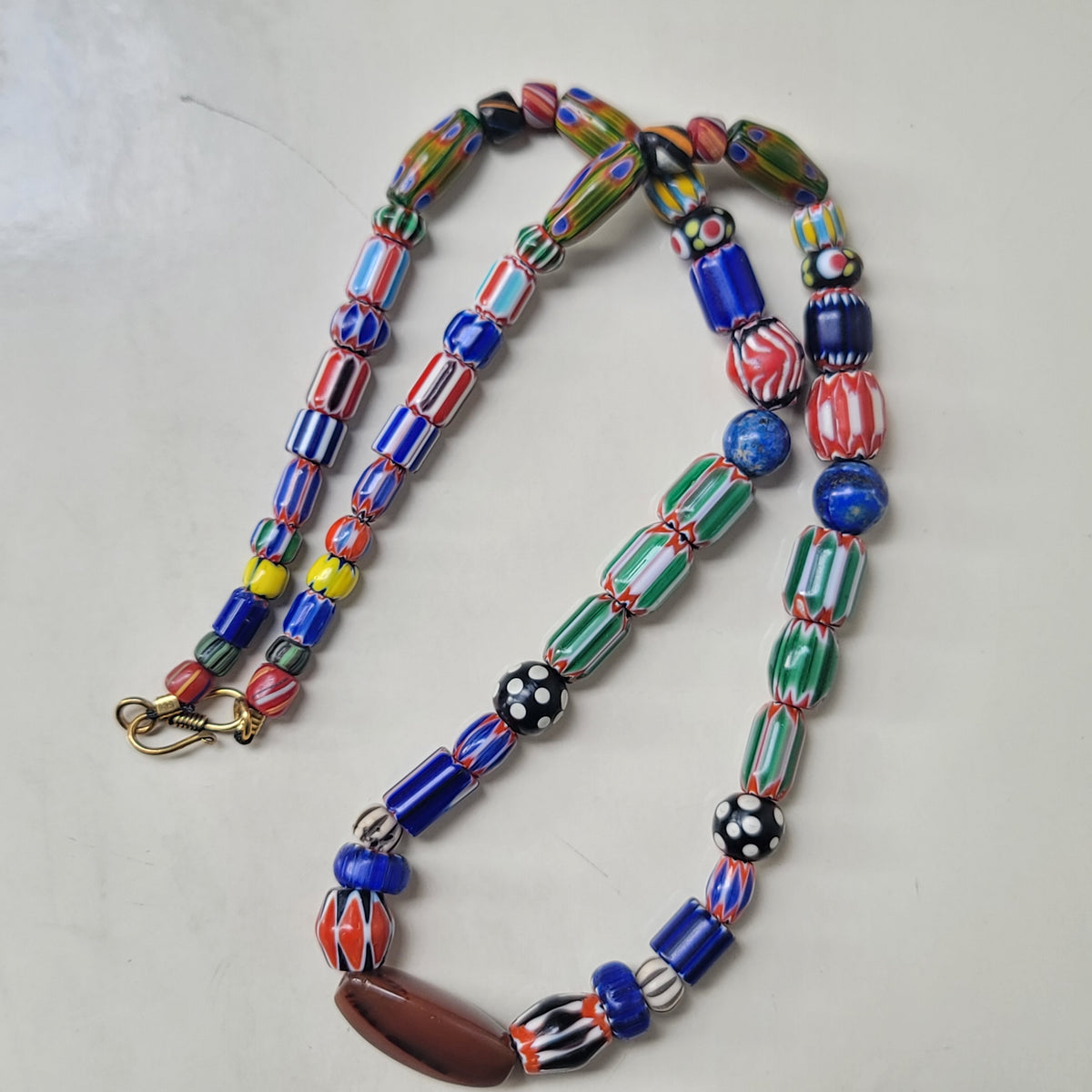 Halskette aus Glas im Antik-Stil mit Chevron-Muster, Edelstein-Achat und Lapislazuli-Perlen