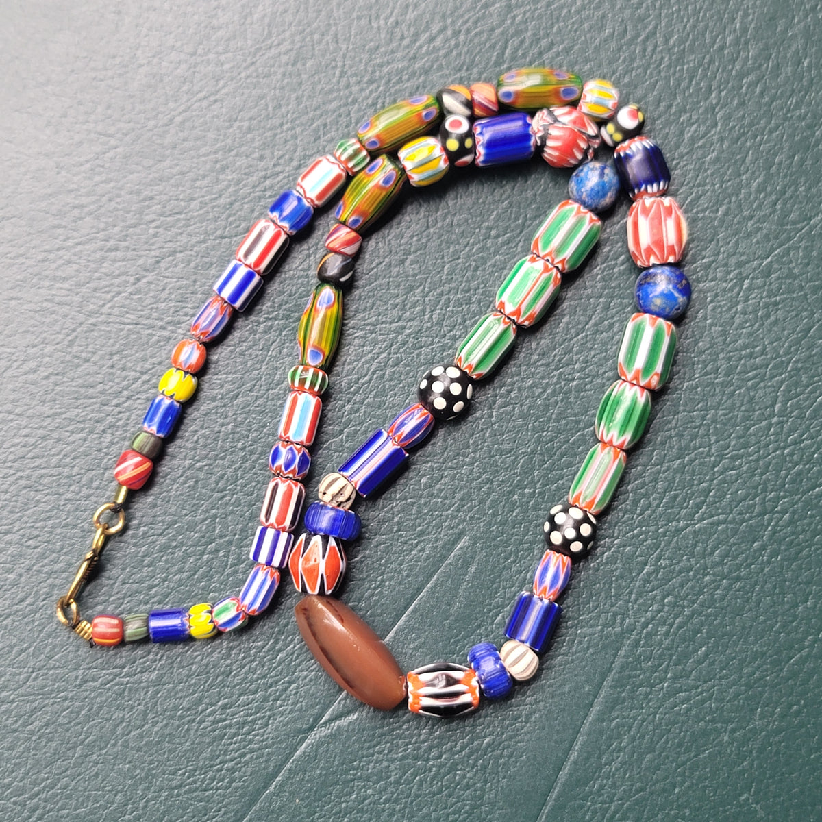 Halskette aus Glas im Antik-Stil mit Chevron-Muster, Edelstein-Achat und Lapislazuli-Perlen