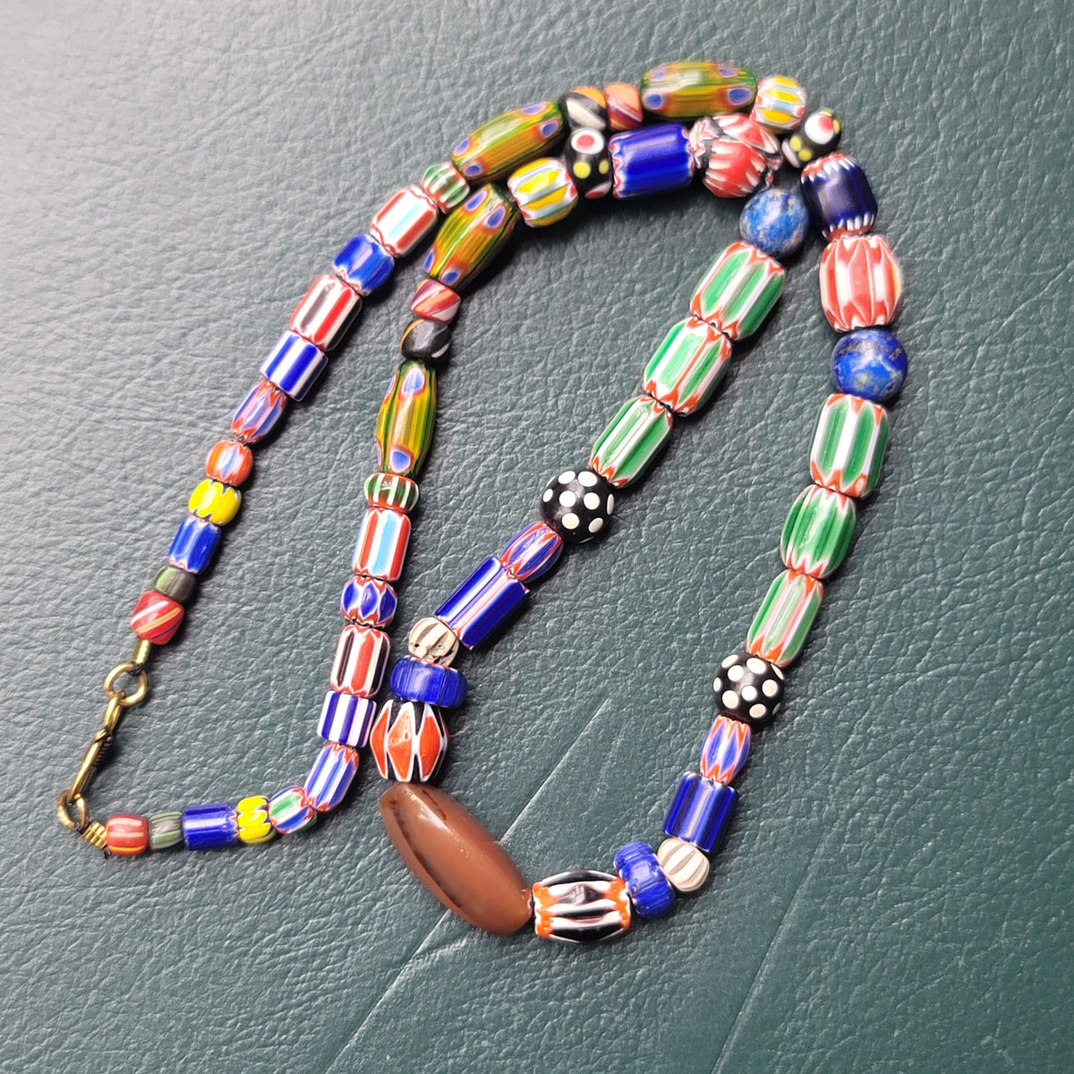 Halskette aus Glas im Antik-Stil mit Chevron-Muster, Edelstein-Achat und Lapislazuli-Perlen