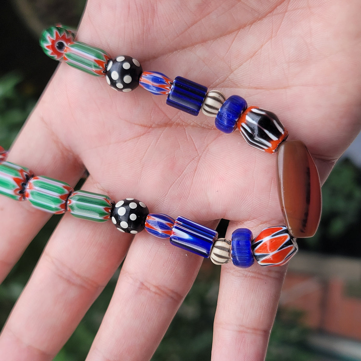 Halskette aus Glas im Antik-Stil mit Chevron-Muster, Edelstein-Achat und Lapislazuli-Perlen