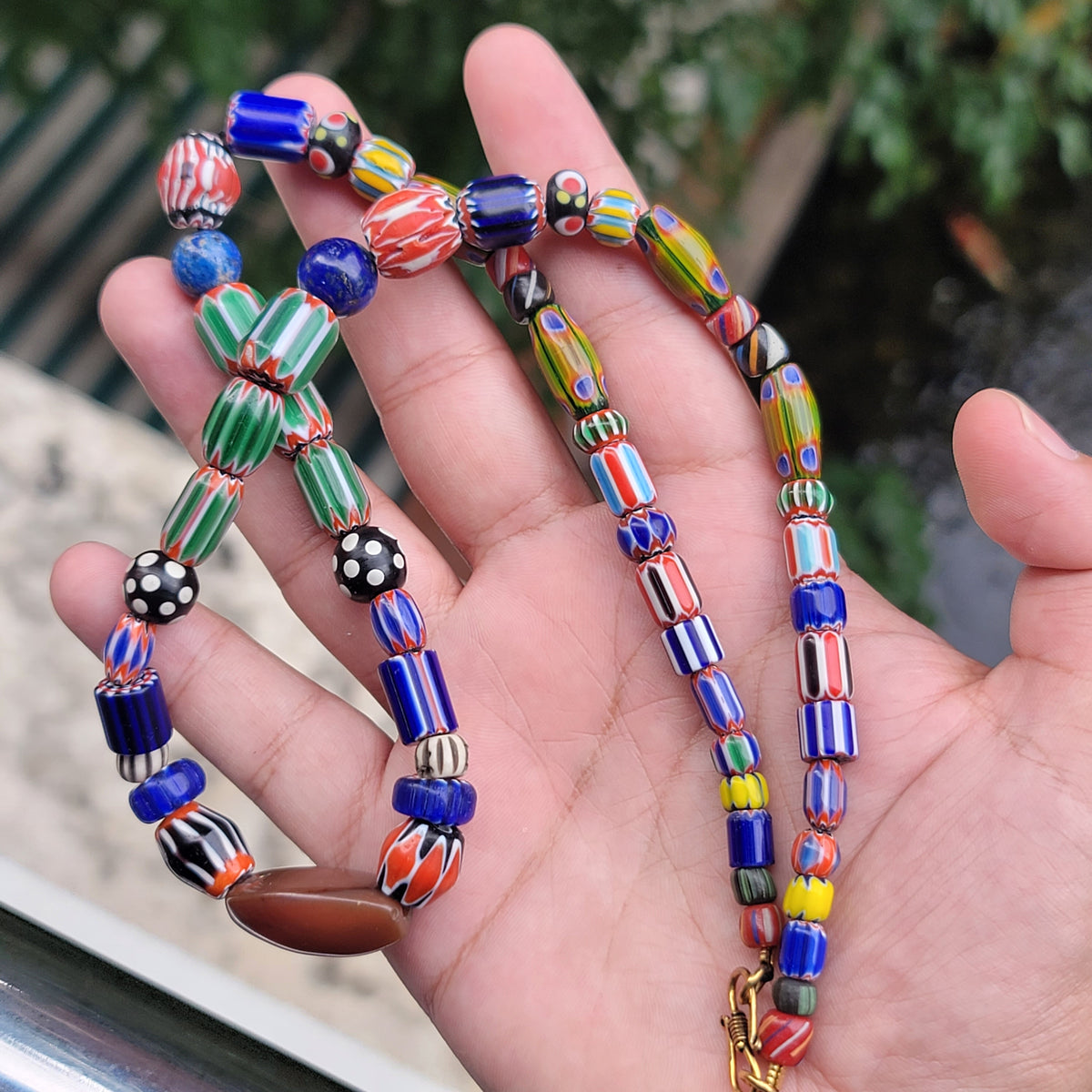 Halskette aus Glas im Antik-Stil mit Chevron-Muster, Edelstein-Achat und Lapislazuli-Perlen